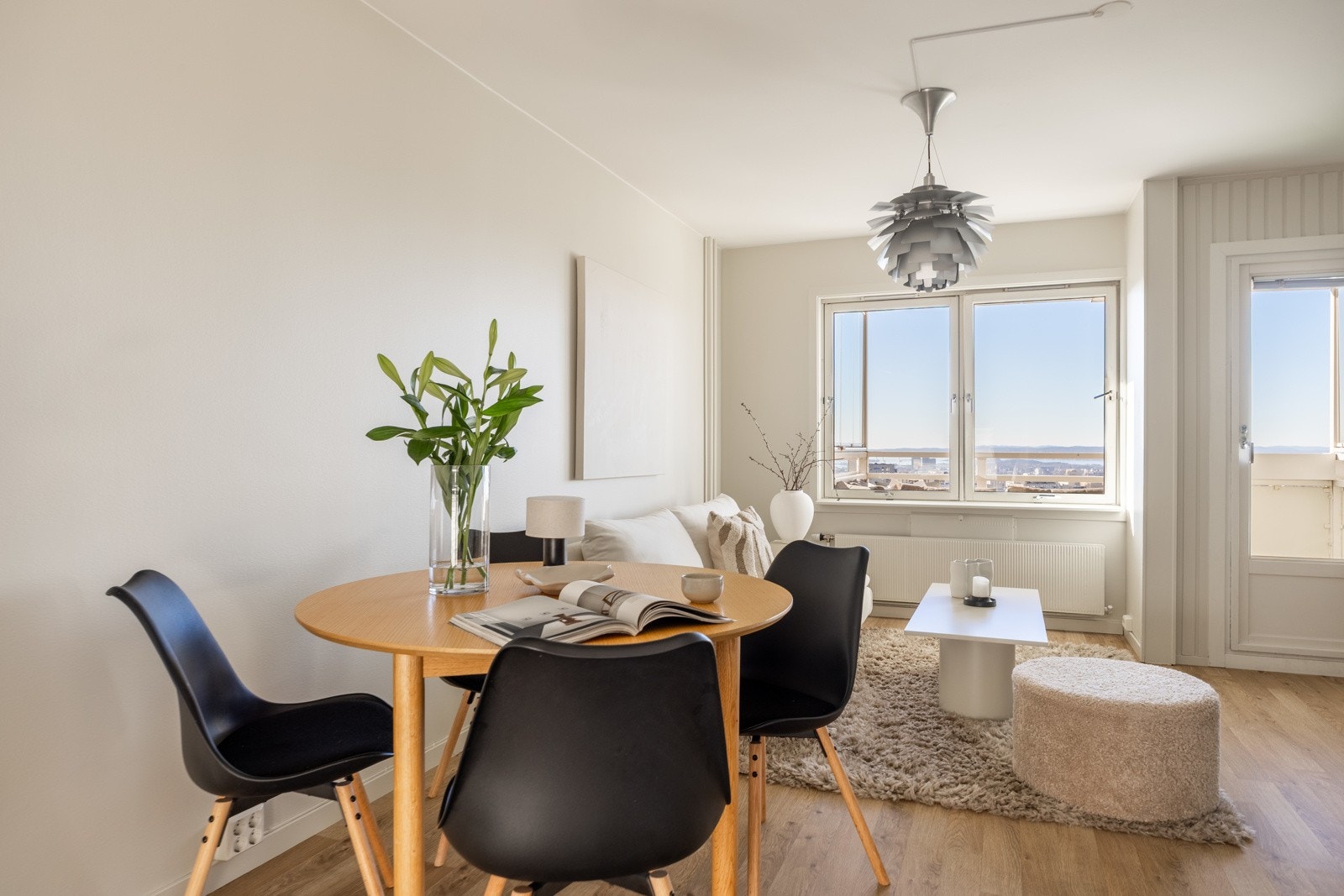 Store vindusflater som slipper inn mye naturlig lys. Galleribilde