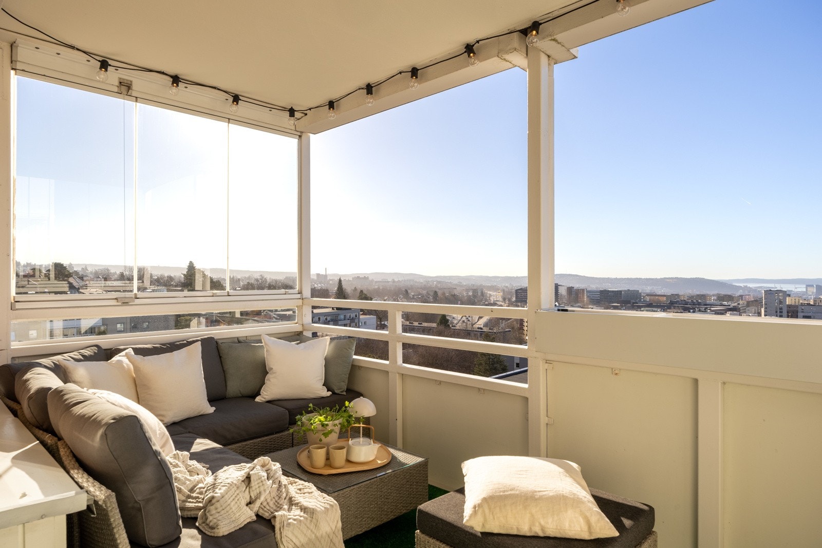 Utgang fra stue til solrik syd-vendt balkong på 8 kvm. Galleribilde