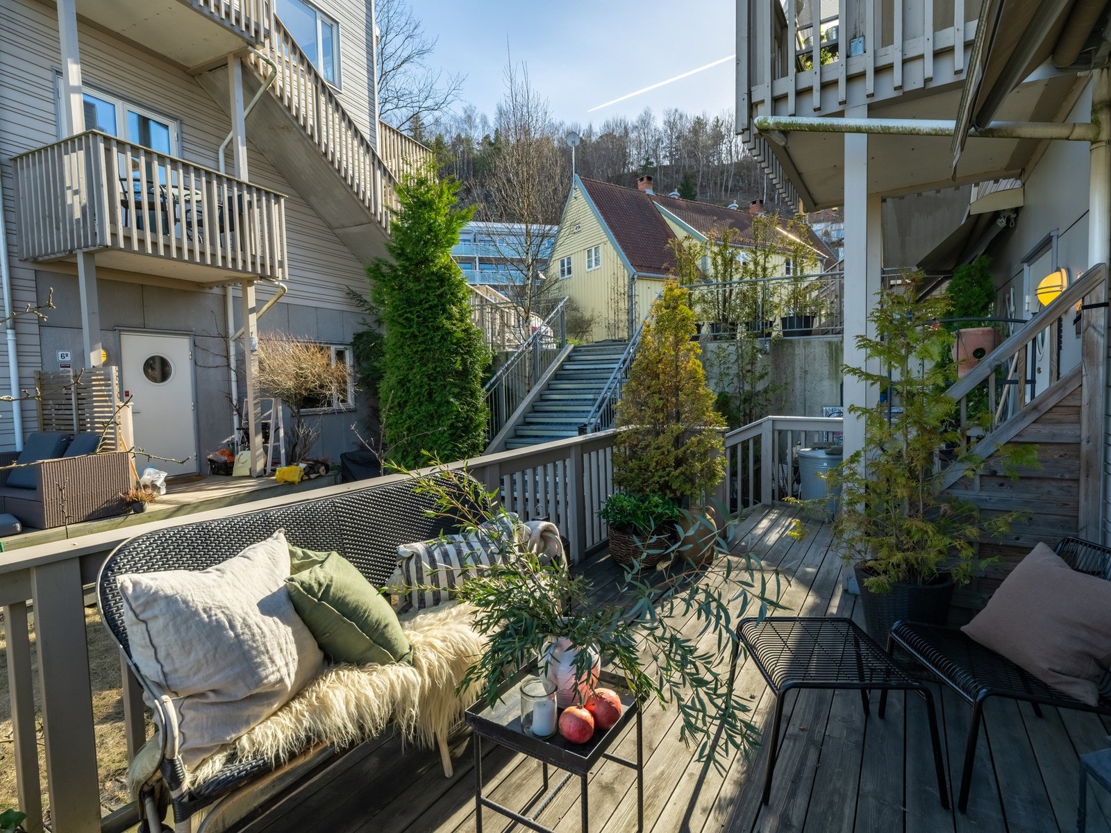 Terrassen er delt opp i to ulike soner: Ett med lounge/terrasseområde utenfor stuen. Galleribilde