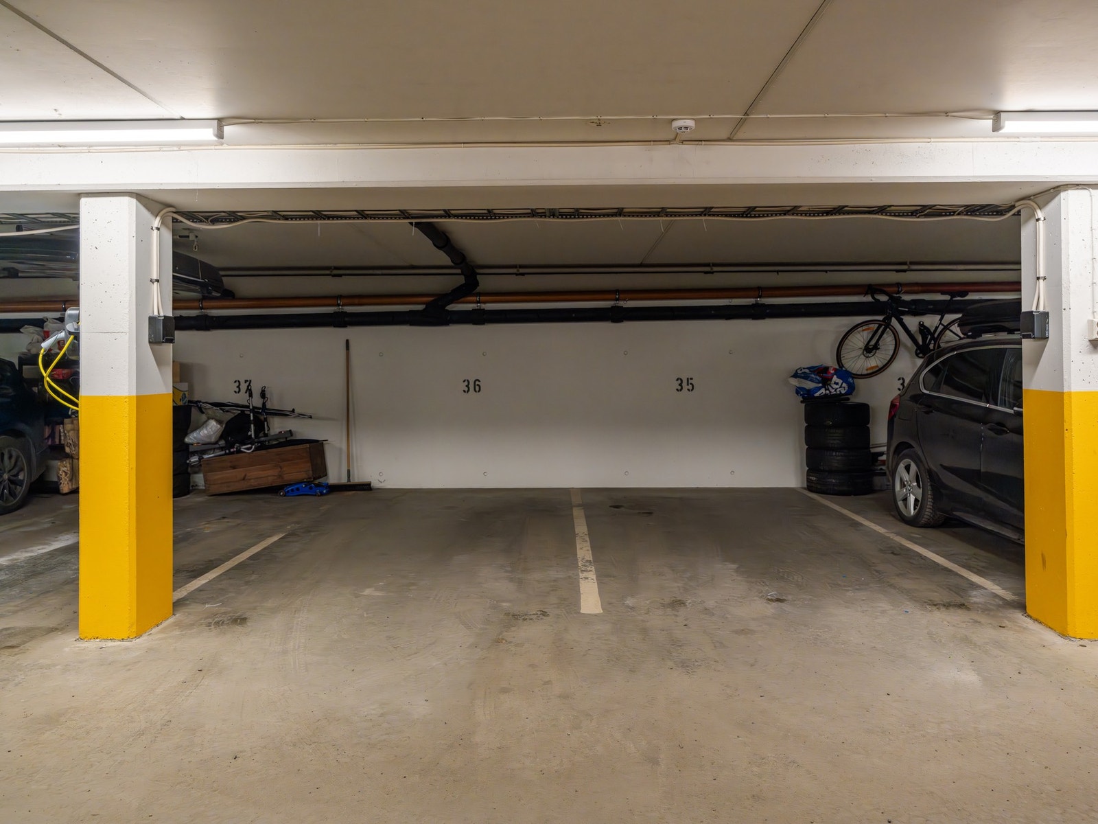 Selger eier i dag to garasjeplasser ved siden av hverandre i det samme garasjeanlegget (nr. 35 og 36 avbildet). Det er mulighet for kjøp av den andre garasjeplassen som selges separat for kr. 250.000,-. Galleribilde