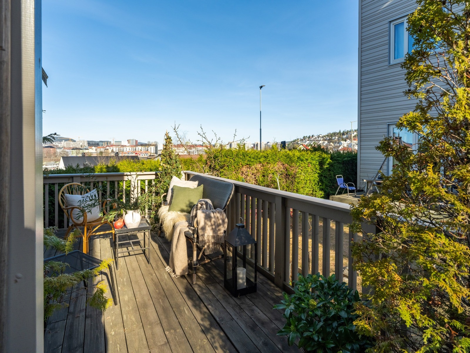 Den fine terrassen ligger skjermet fra øvrige fellesområder, samtidig som det er kort vei for barna å løpe opp til borettslagets fine lekeplasser på oversiden. Utenfor terrassen er det en liten felles hage som deles med naboen på andre siden. Galleribilde