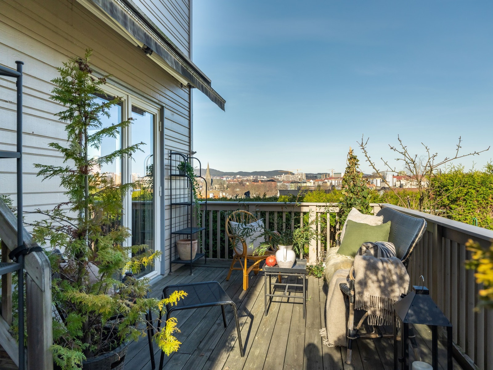 Her kan late sommerdager nytes. Midt på sommeren er det sol på terrassen fra tidlig morgen til rundt kl. 15:30. Galleribilde