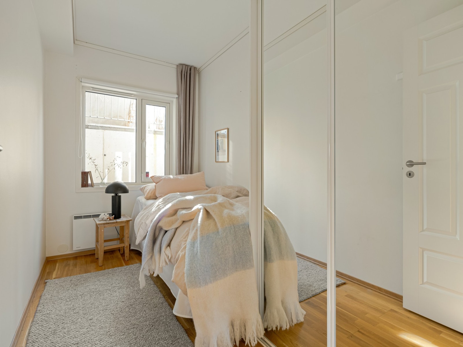 Begge rommene er også av god størrelse og fungerer ypperlig som barnerom, gjesterom eller kontor. Galleribilde