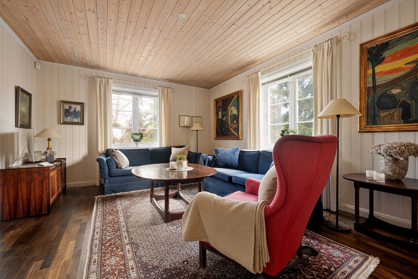 Videre kommer man til en lys og luftig stue Galleribilde