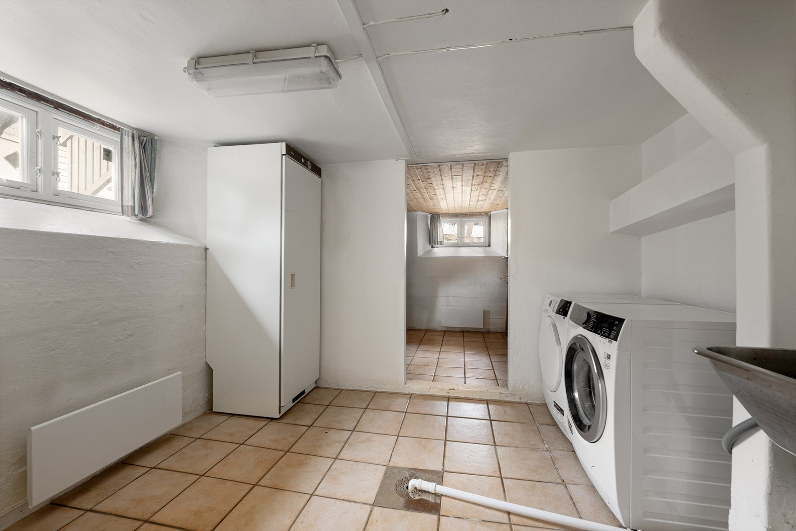 I kjelleren er det godt med lagringsplass i flere boder og det er praktisk vaskerom samt et toalett Galleribilde