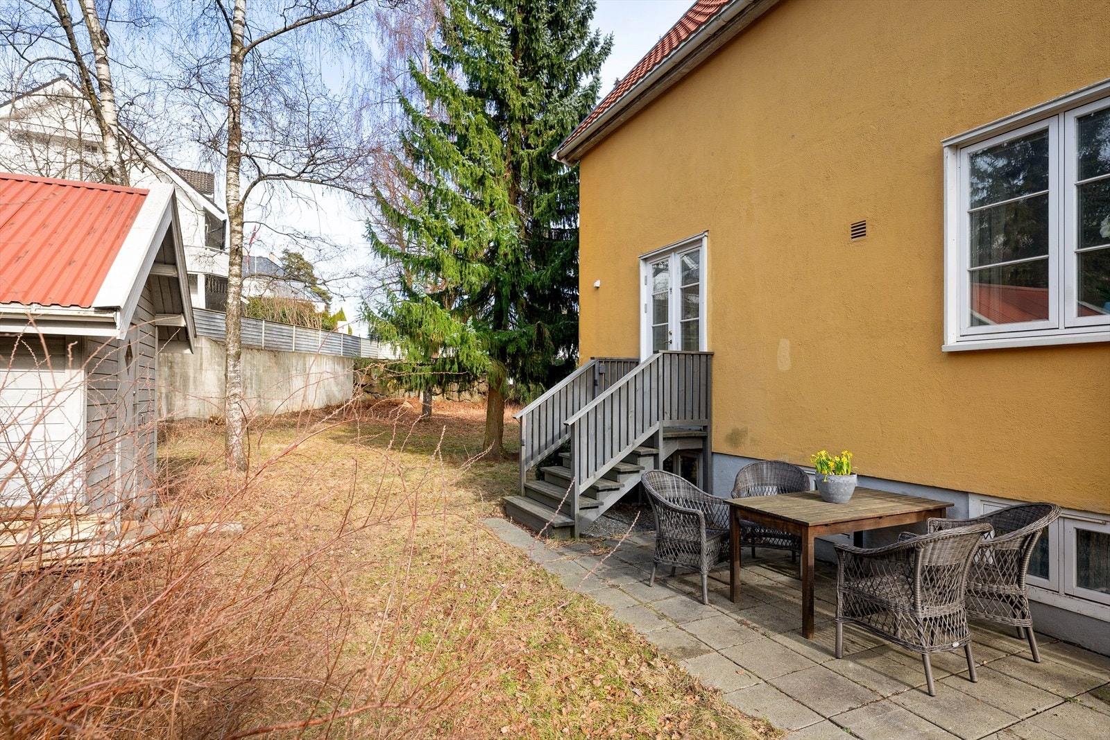 Videre kommer man til stor og flat hage Galleribilde