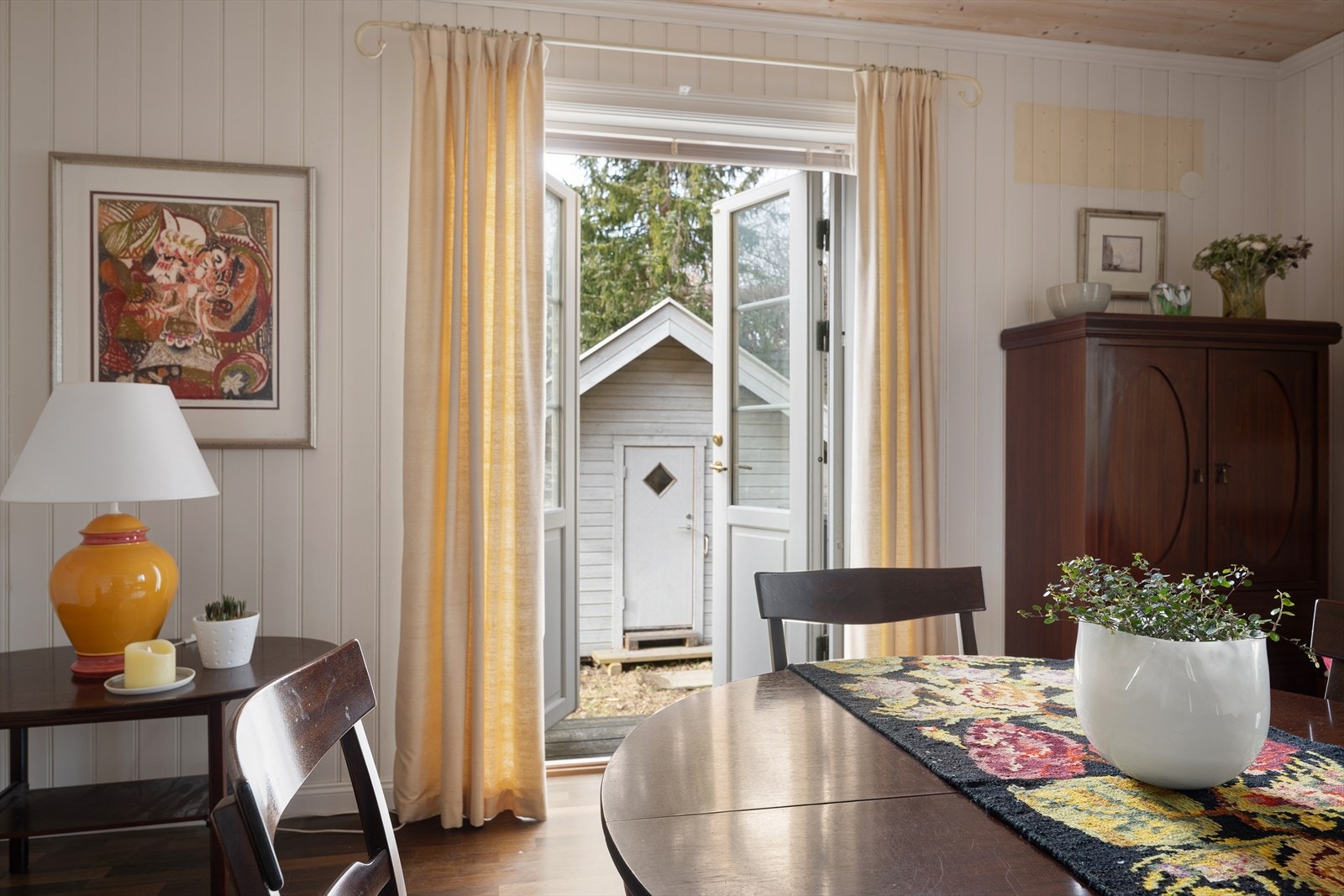 Fra spisestuen er det utgang en solrik platting Galleribilde