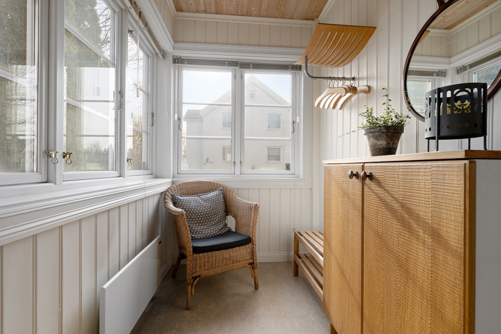 Velkommen inn til en hyggelig entré med plass til å henge og sette fra seg yttertøy Galleribilde