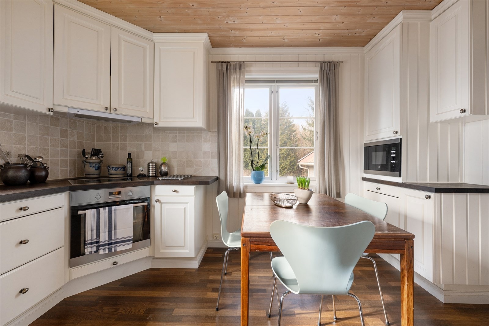 På kjøkkenet er det plass til et koselig frokostbord Galleribilde