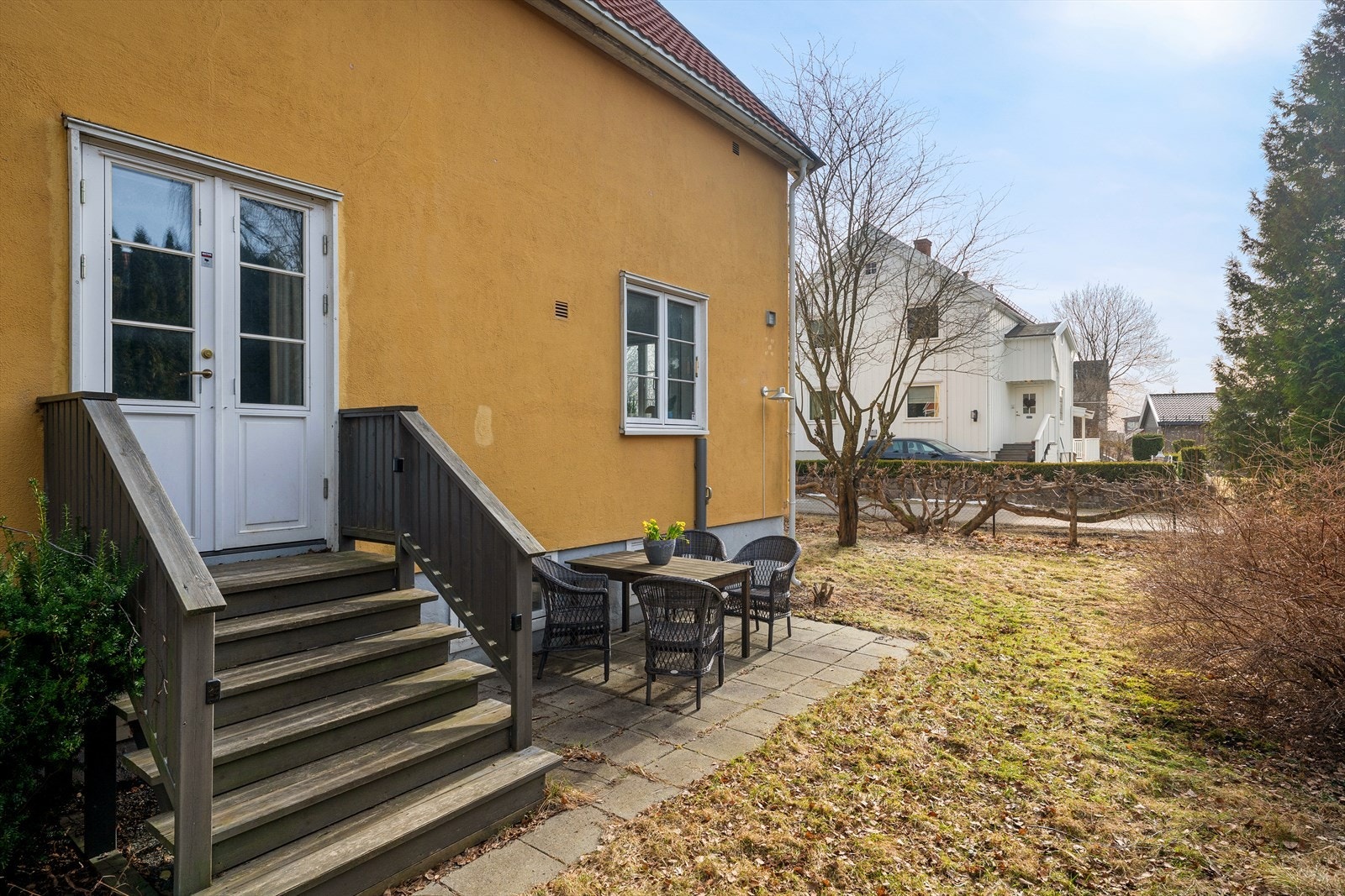 På plattingen er det god plass til en hyggelig sittegruppe og grill Galleribilde