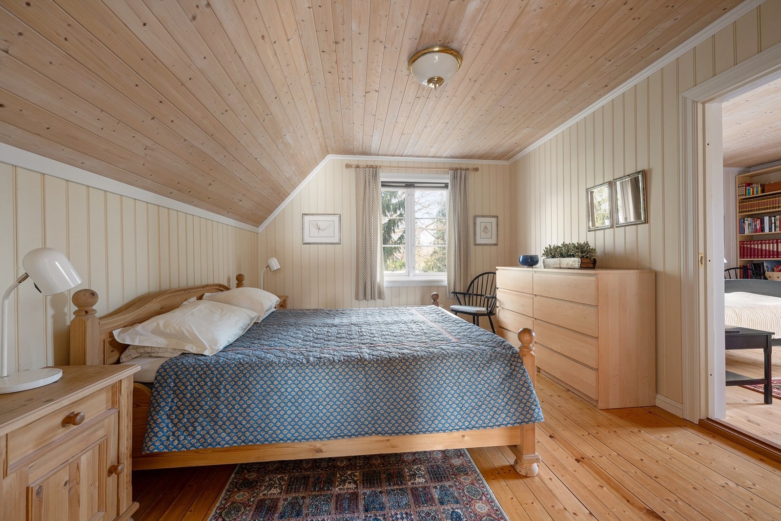 Soverom nr. 2 har adkomst fra hovedsoverom og dusjrommet - Her er det god plass til dobbeltseng, nattbord, garderobe og annet ønsket møblement Galleribilde