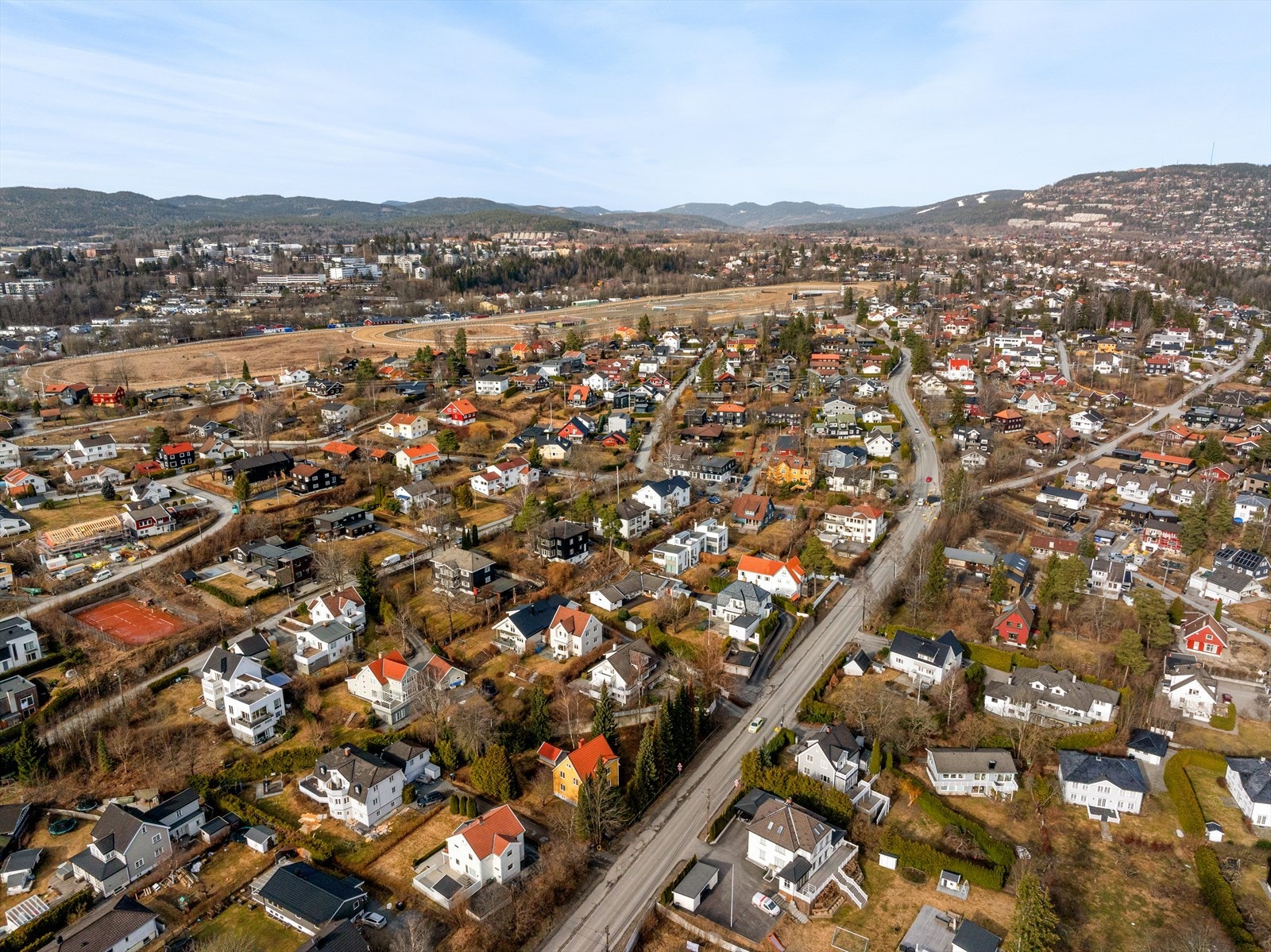 Boligen ligger i et attraktivt, sentralt og veletablert boligområde på Jar Galleribilde