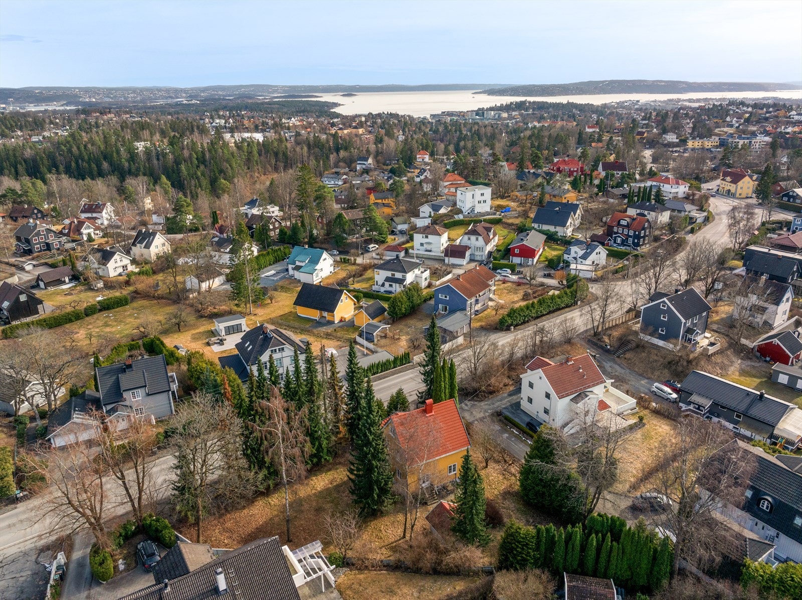 Dette er den perfekte beliggenhet for enhver barnefamilie, med nærhet til skoler, barnehager, marka og servicetilbud Galleribilde
