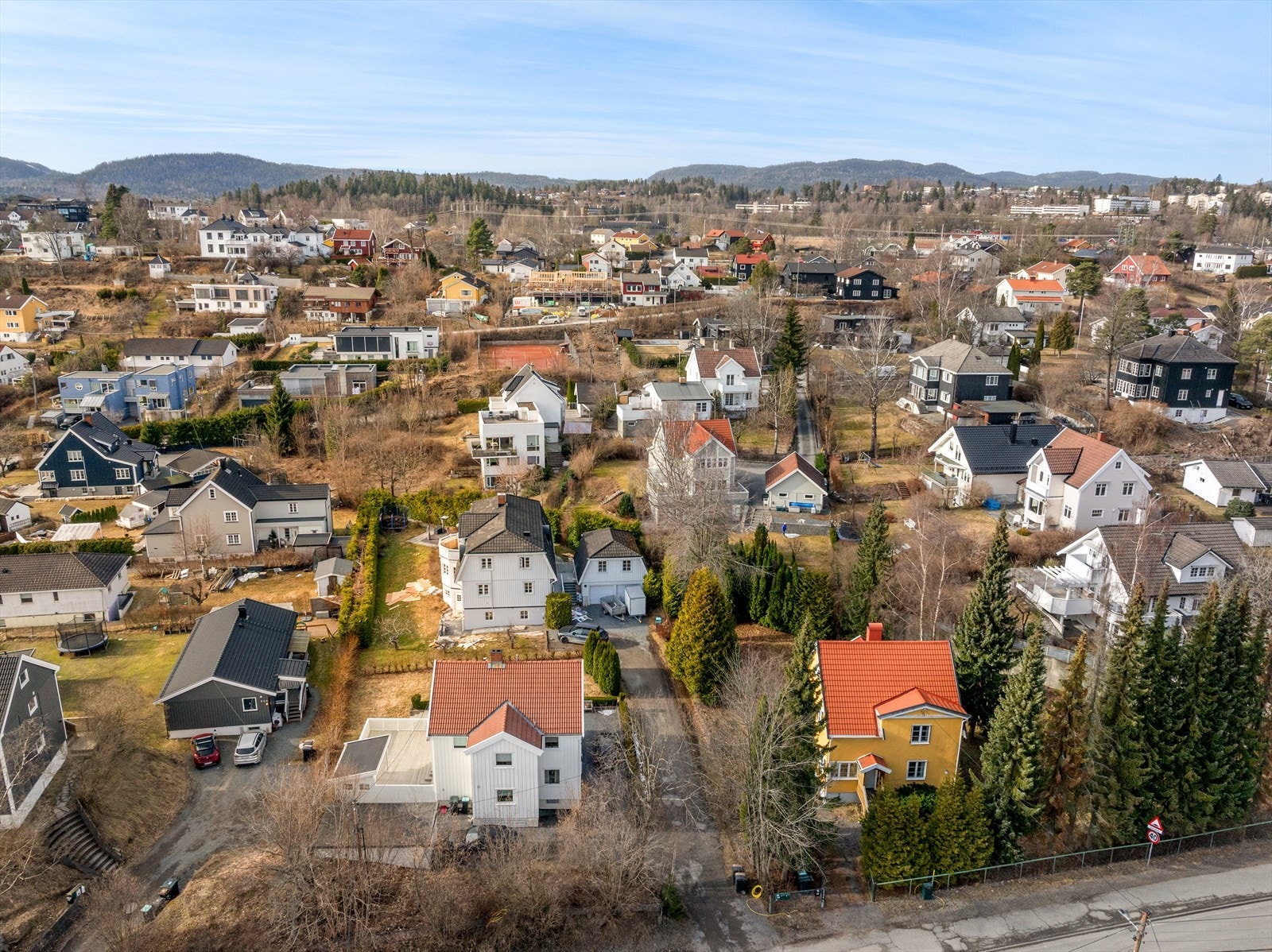 Her bor du i rolige og naturskjønne omgivelser, samtidig som det er sentralt i randsonen mot Oslo, med kort vei til "alt" Galleribilde
