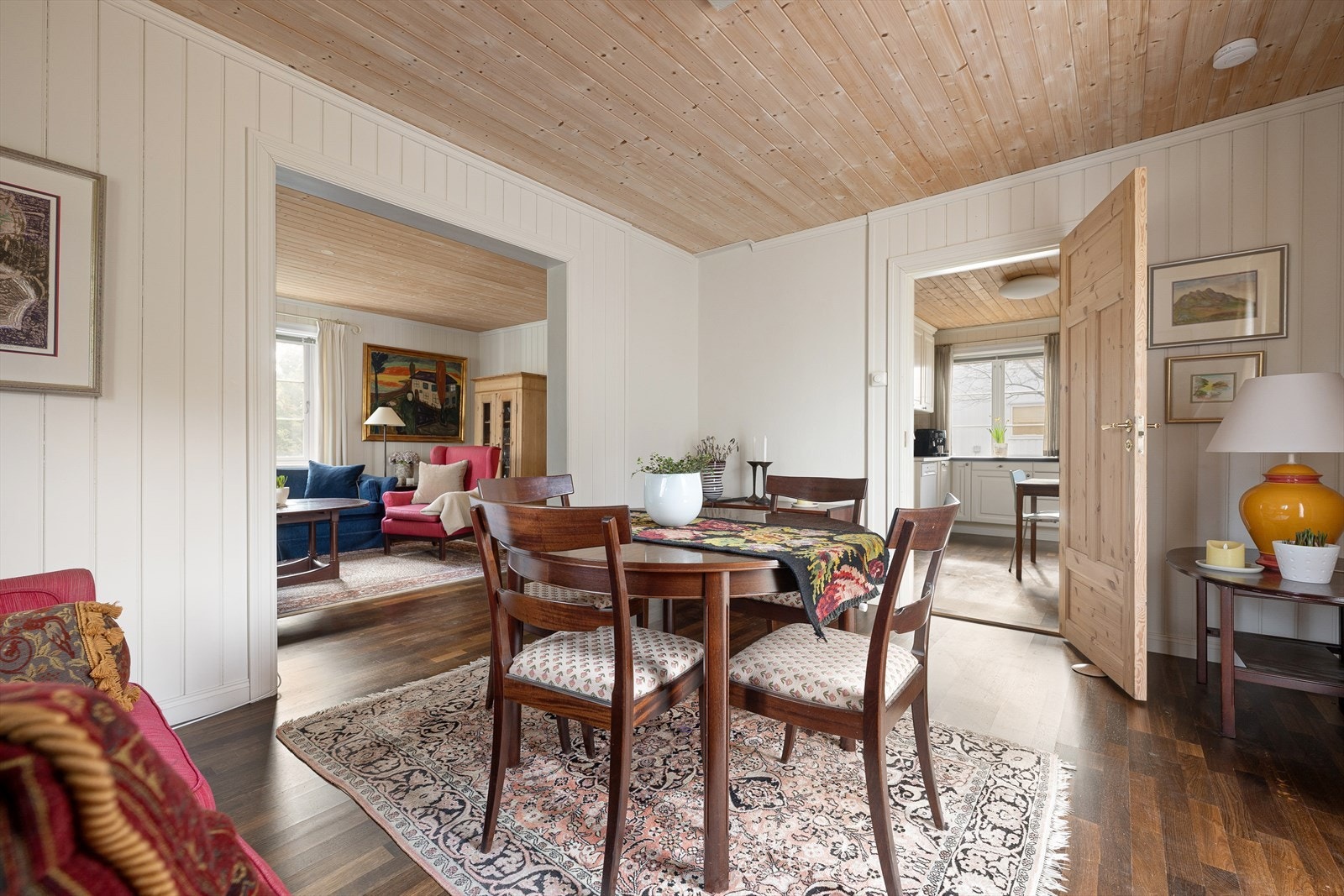 Fra stuen kommer man videre til en romslig og lys spisestue Galleribilde