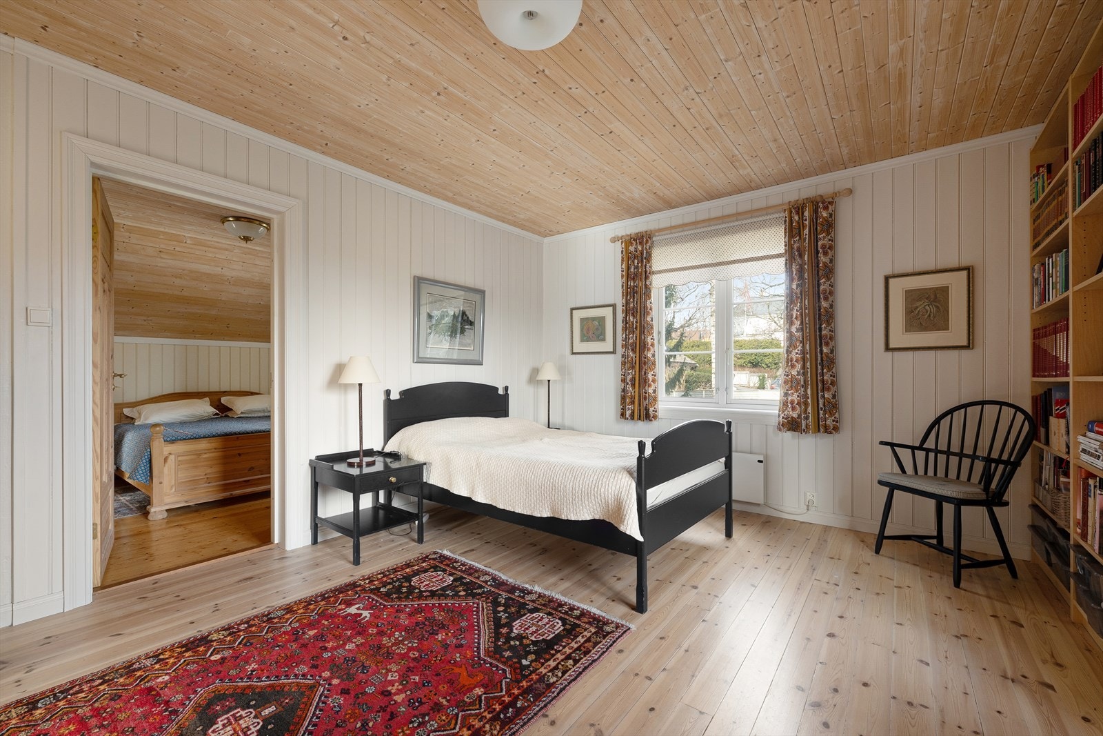 På hovedsoverommet er det god plass til dobbeltseng, nattbord, garderobe og annet ønsket møblement Galleribilde