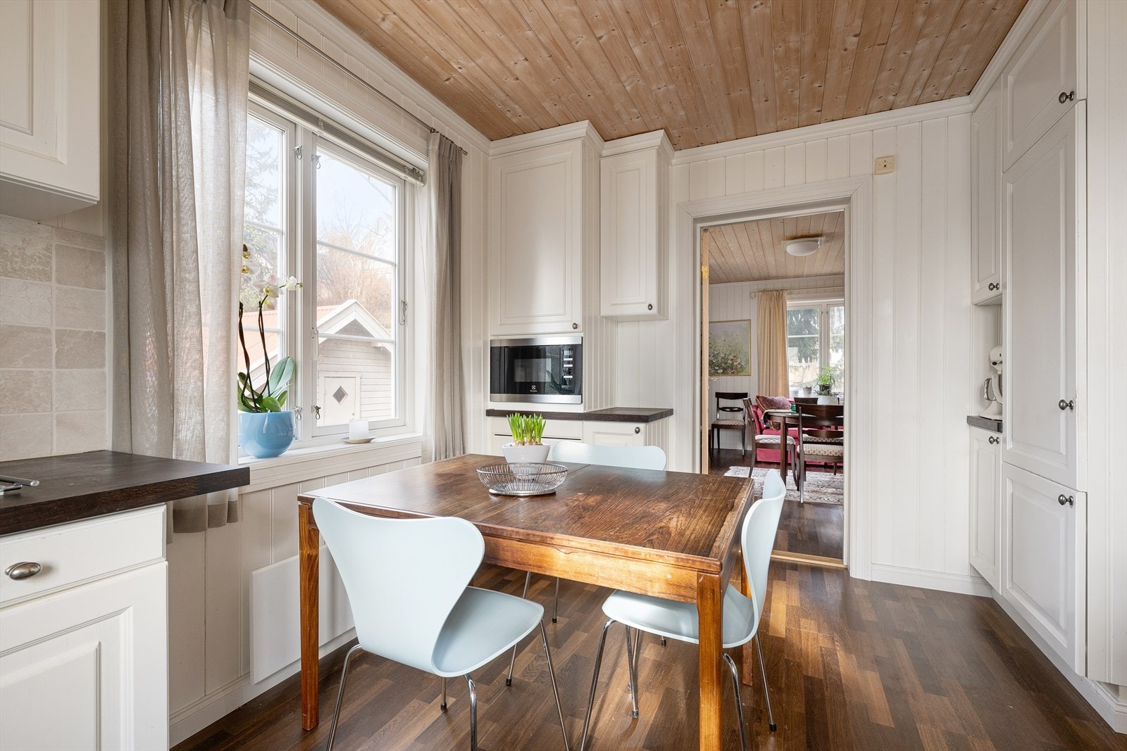 Fra spisestuen er det adkomst til kjøkkenet Galleribilde