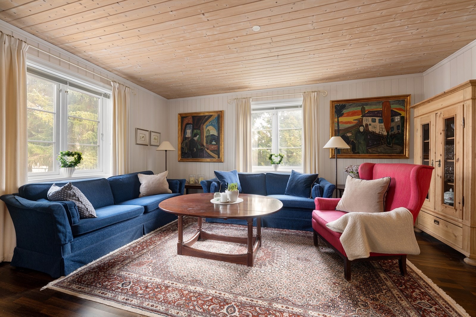 Det er store vindusoverflater som gir rikelig med naturlig lys Galleribilde