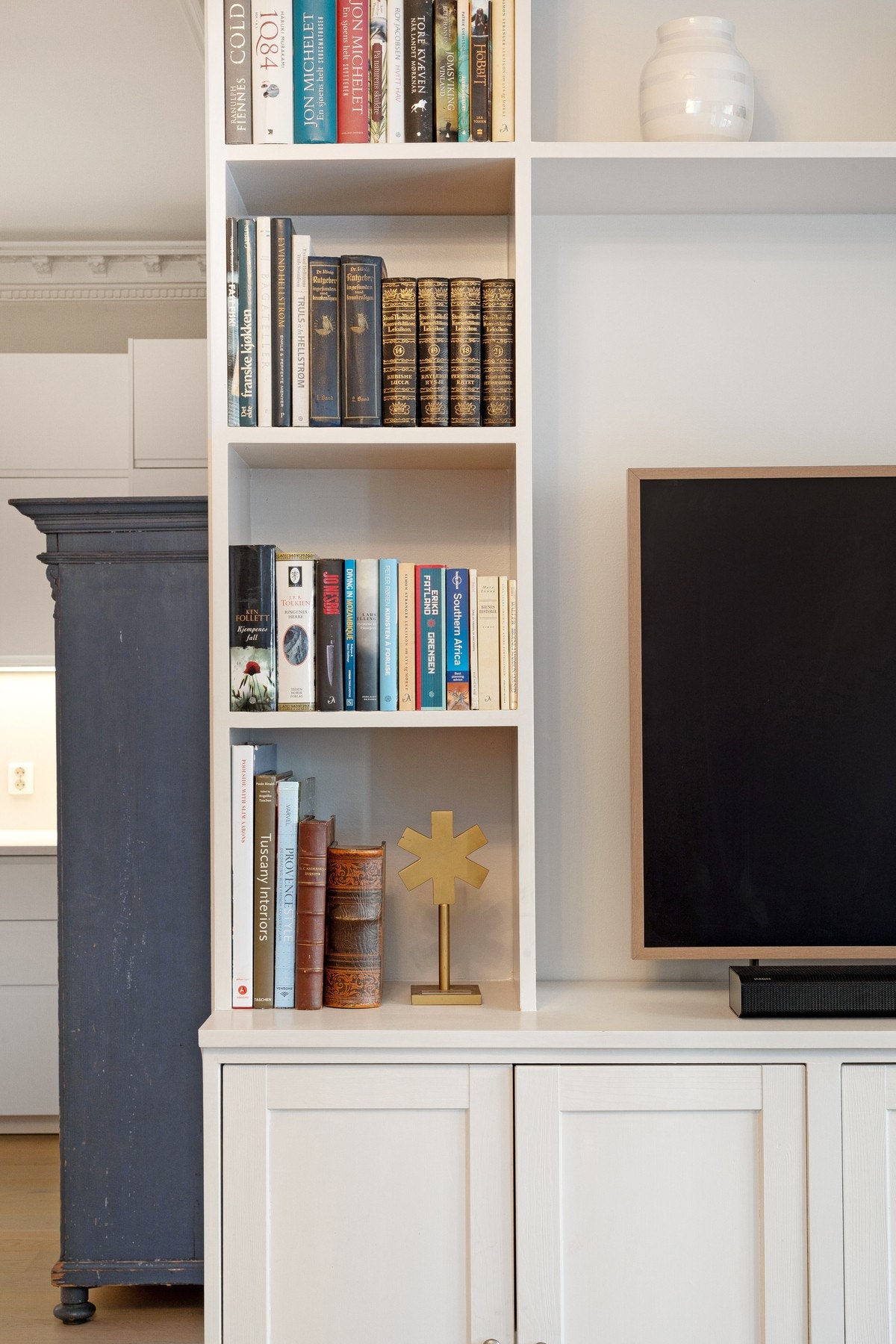 Plassbygd bokhylle. Galleribilde