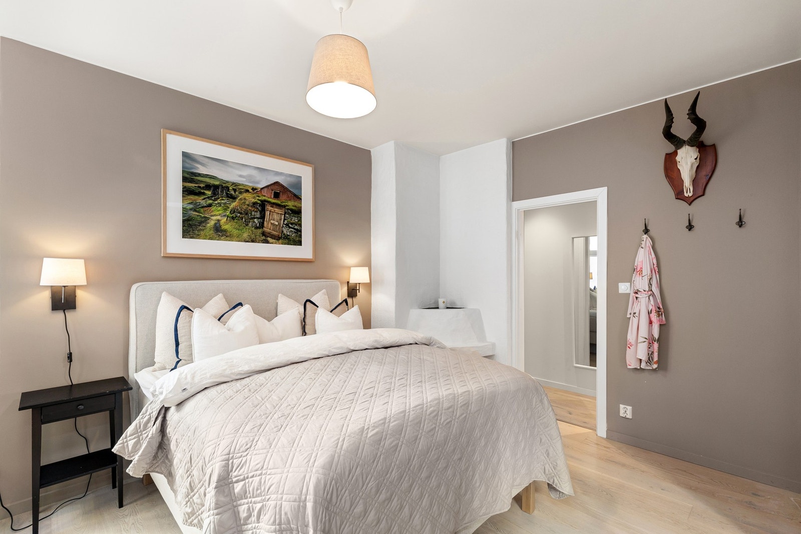 Hovedsoverommet er av god størrelse og vender inn mot rolig bakgård. Galleribilde