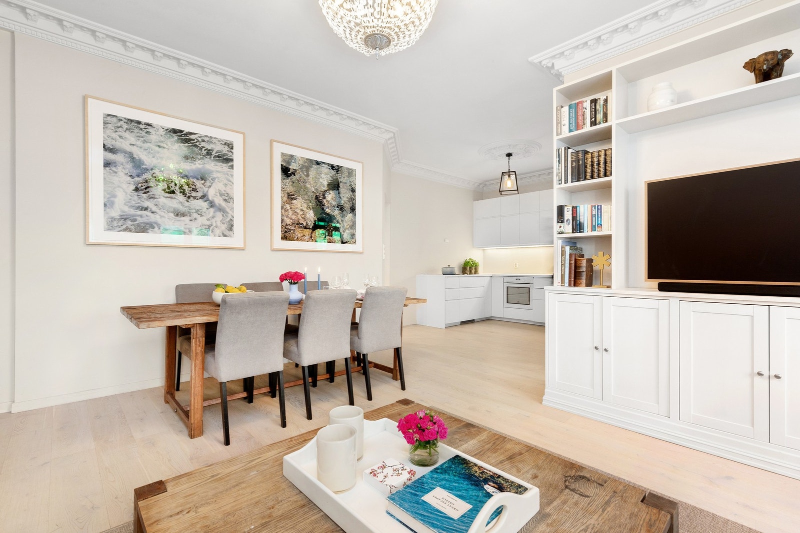 Plassbygd bokhylle med tv-nisje i stuen. Galleribilde