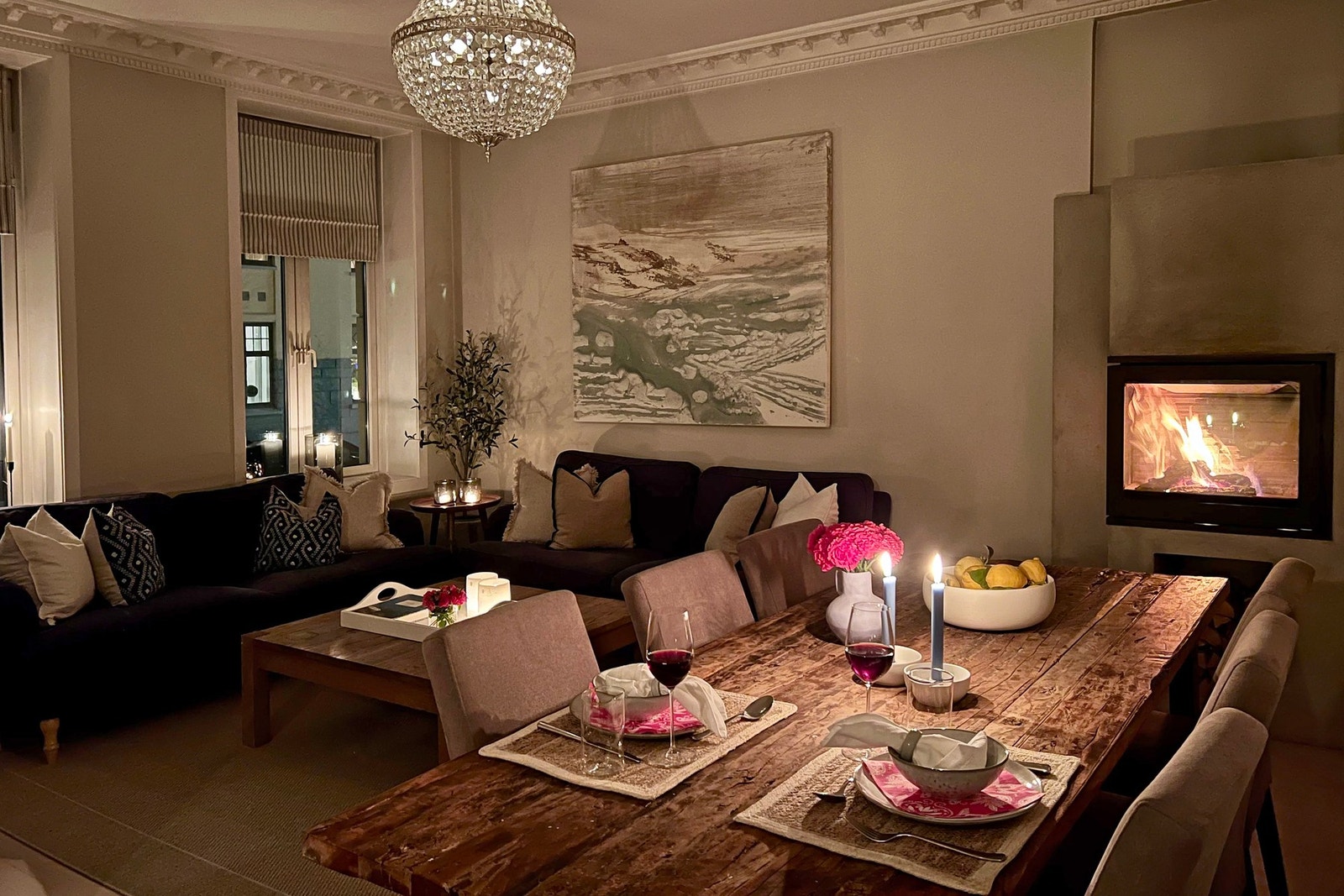 I stuen er det plass til et stort spisebord, perfekt for hyggelige sammenkomster. Galleribilde