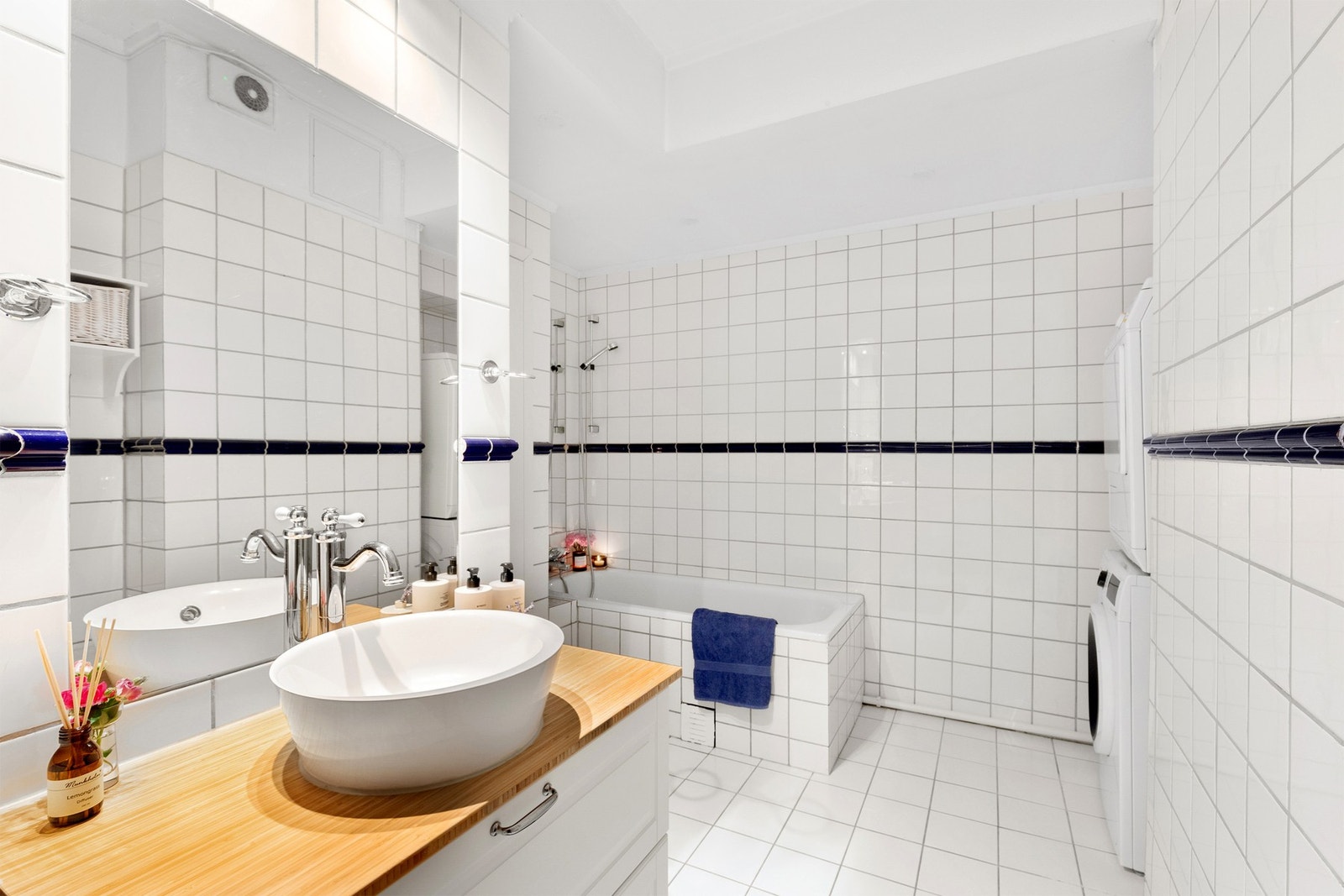 Flislagt bad med varmekabler. Nytt toalett og servantskap med vask i 2022. Opplegg for vaskemaskin og tørketrommel. Galleribilde