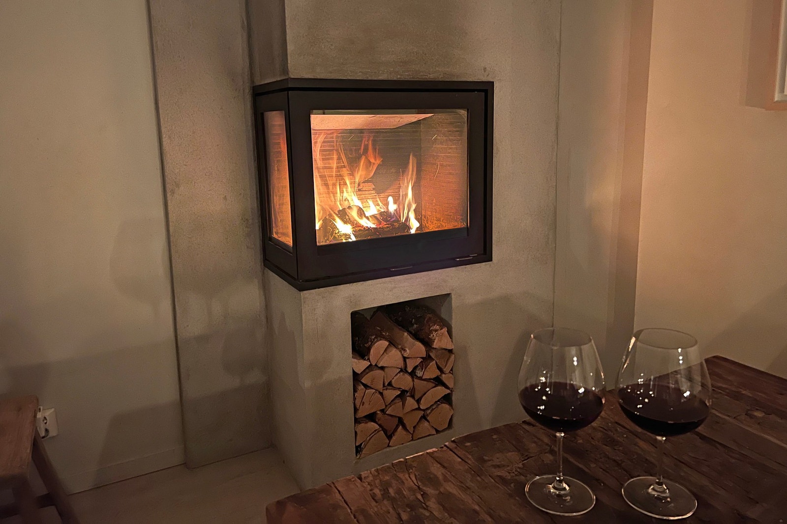 Peisen skaper en hyggelig atmosfære på kalde kvelder. Galleribilde