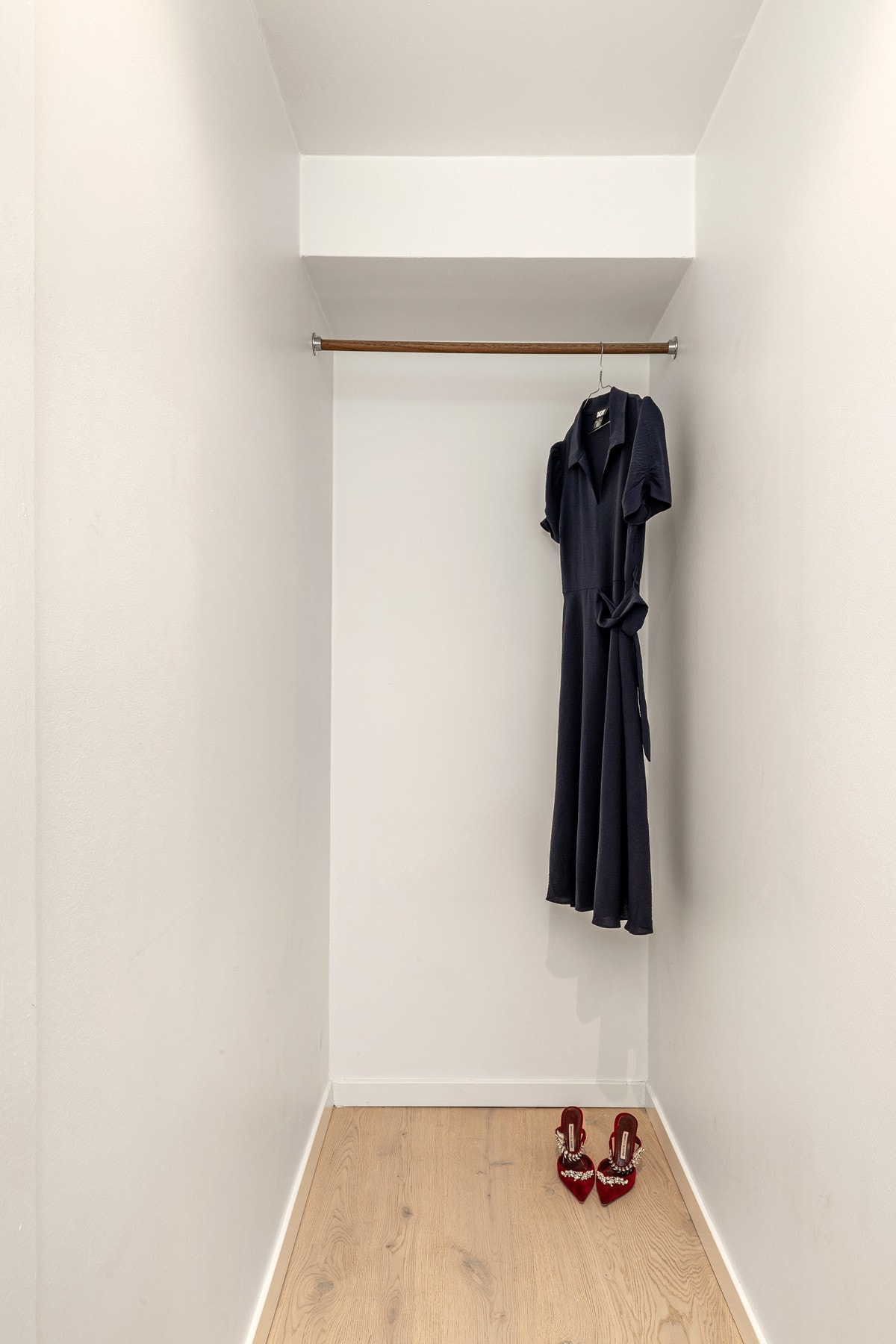 Walk-in closet i tilknytning til hovedsoverom. Galleribilde