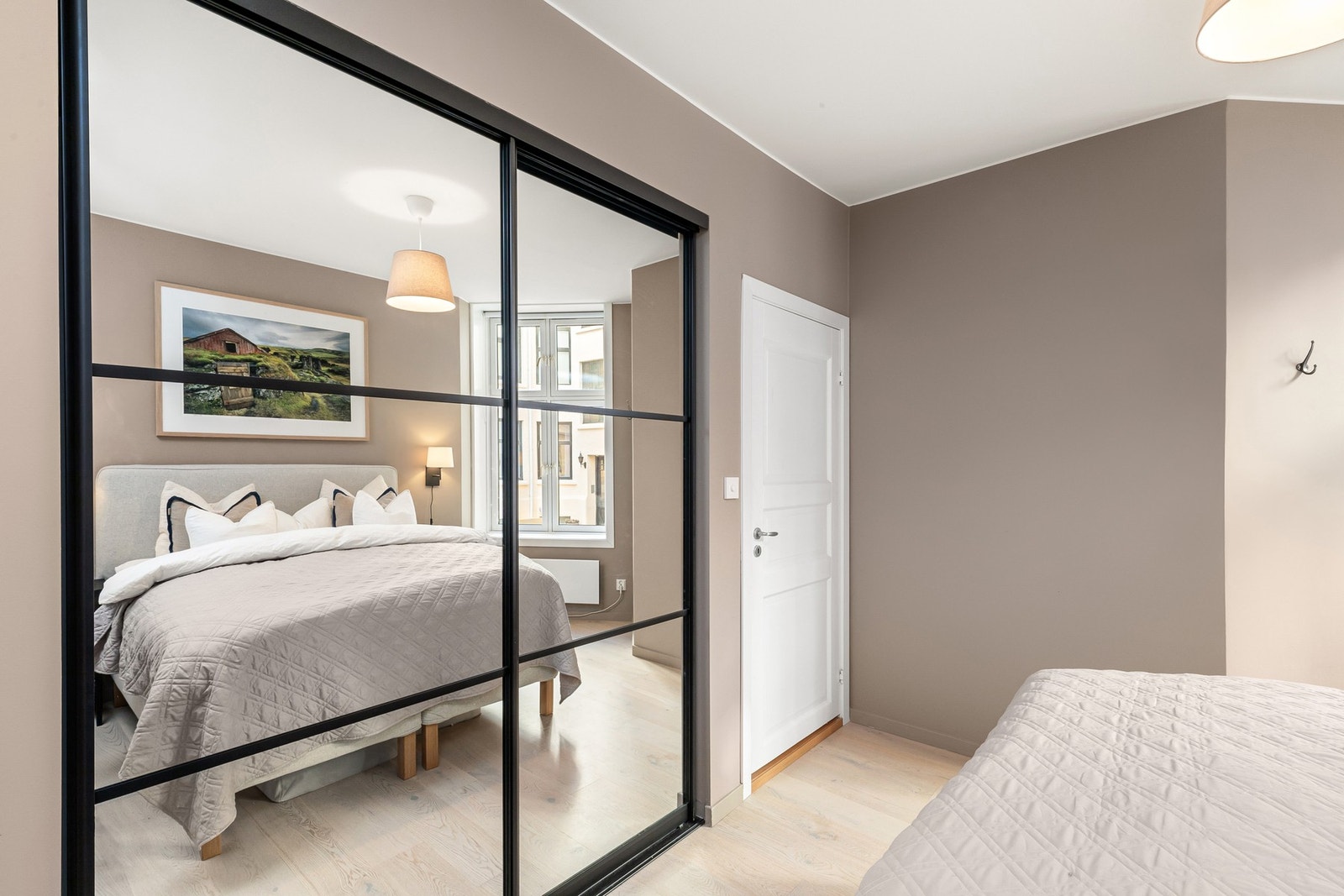 Hovedsoverommet har en stor skyvedørsgarderobe. Galleribilde