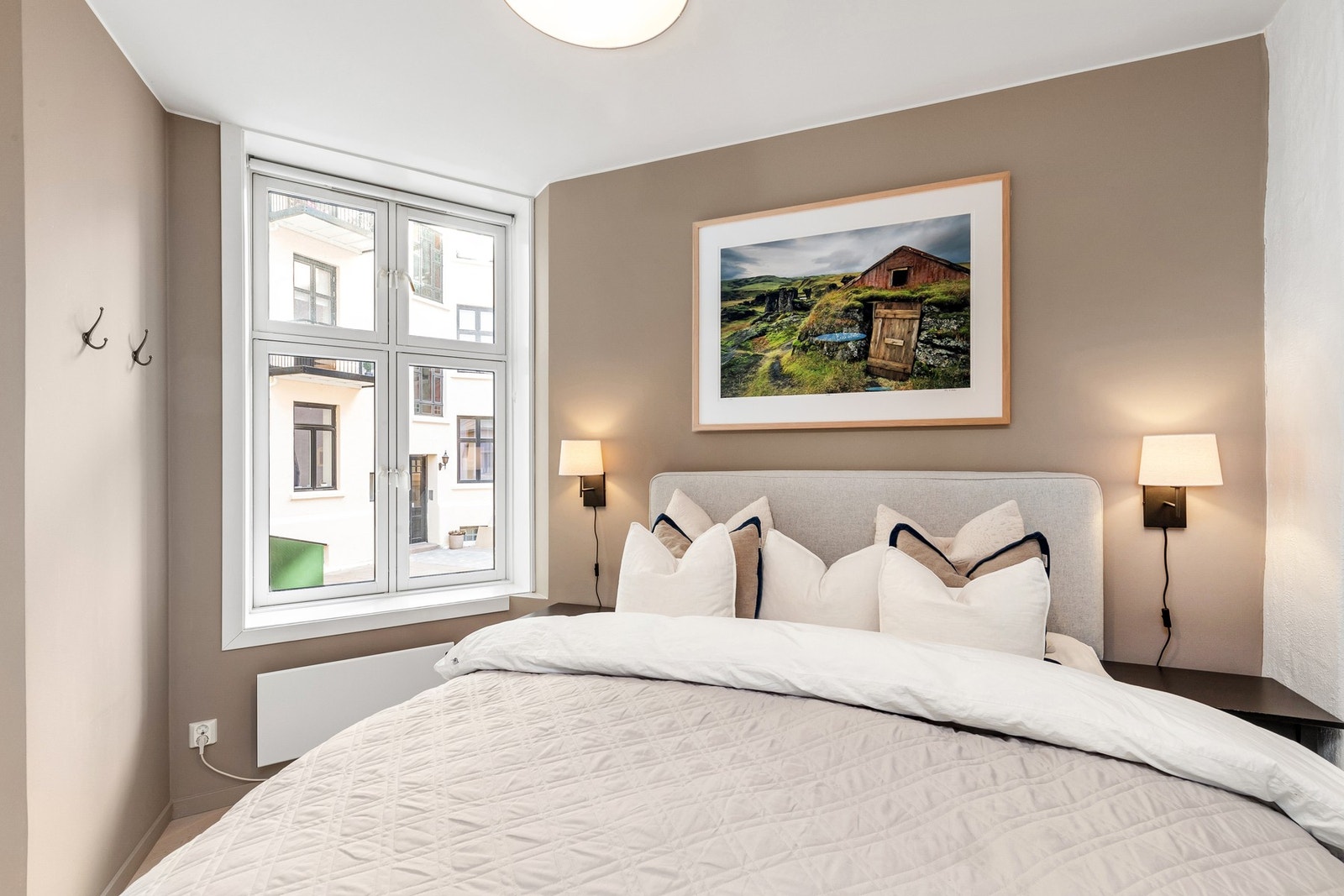 Soverommet er malt i en behagelig farge. Galleribilde