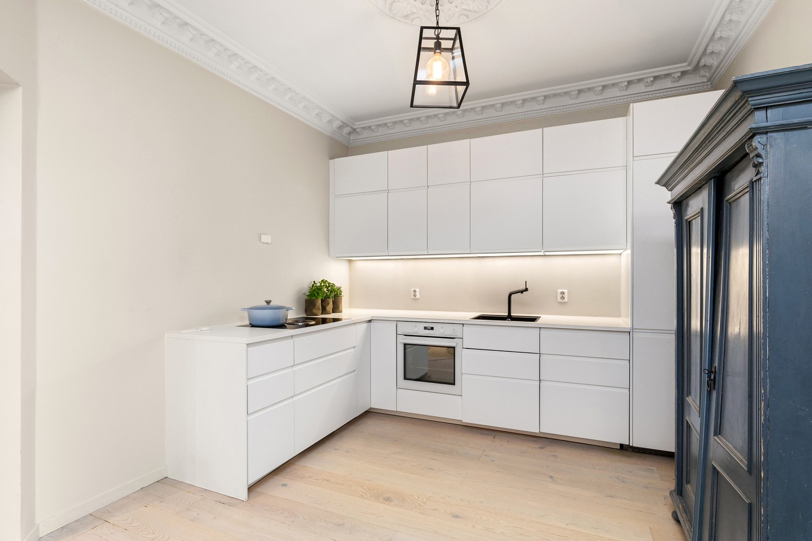 Åpen kjøkkenløsning mot stue. Galleribilde