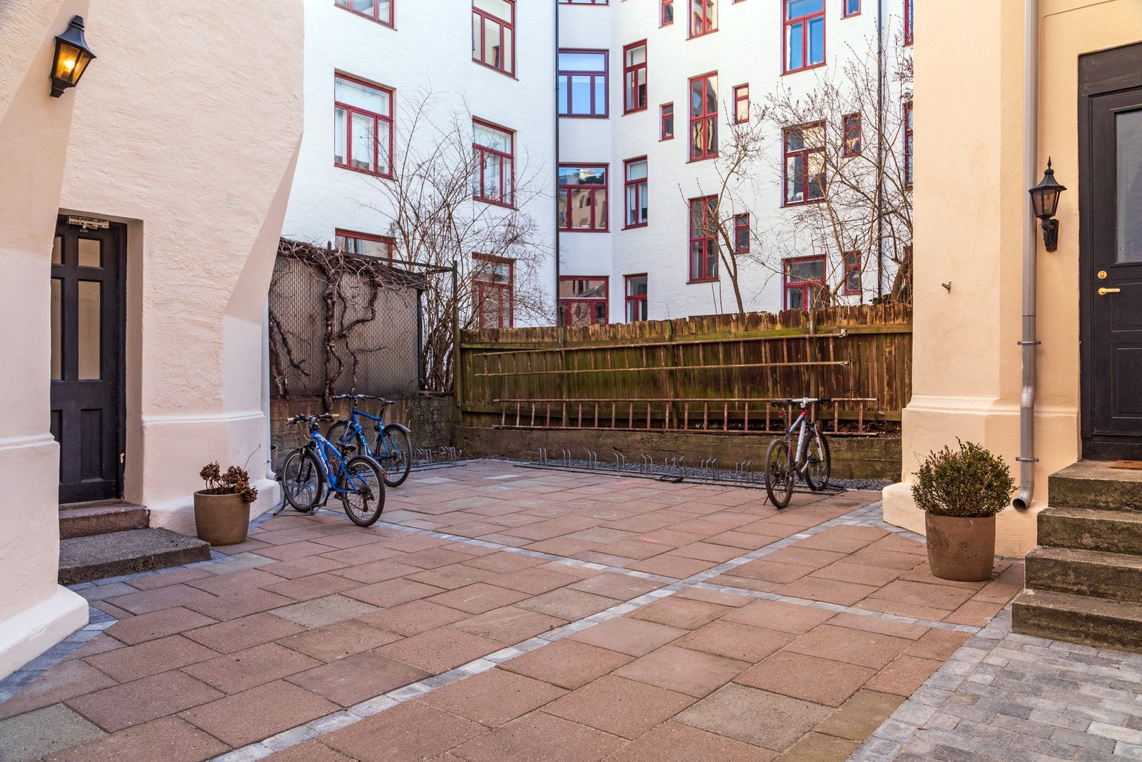 Sykkelparkering i bakgård. Galleribilde