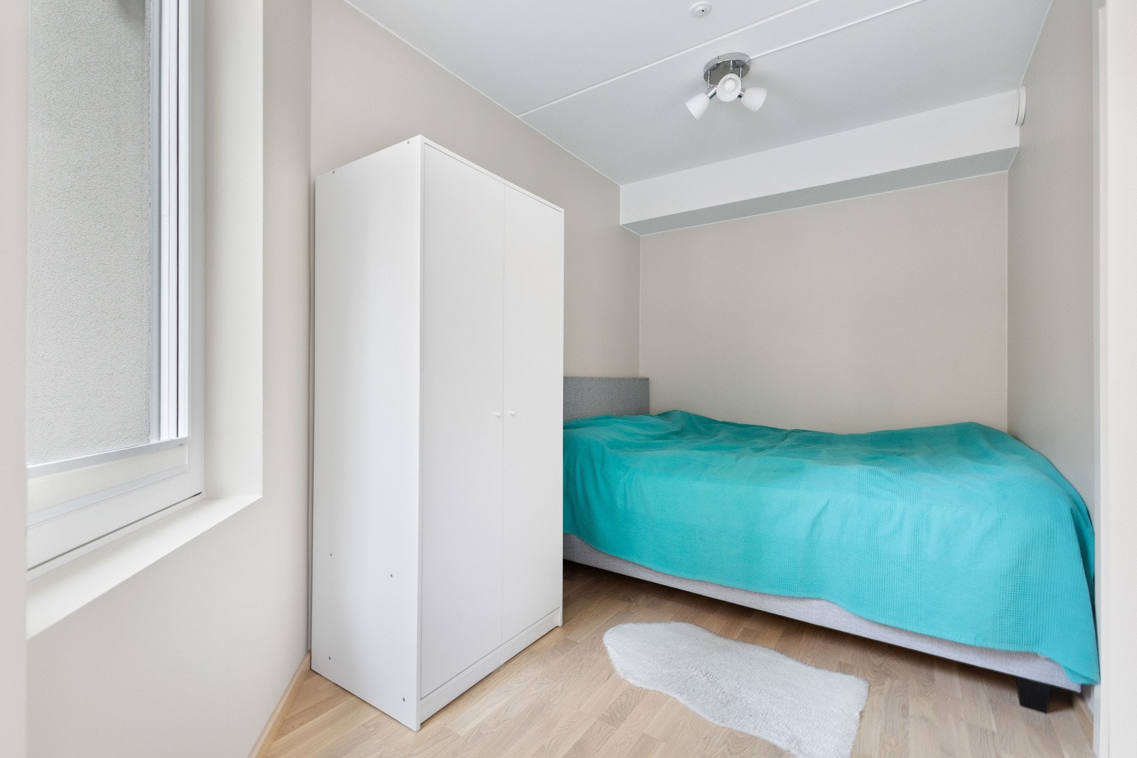 Leiligheten har 2 gode soverom med god plass til dobbeltseng og tilhørende møblement. Galleribilde