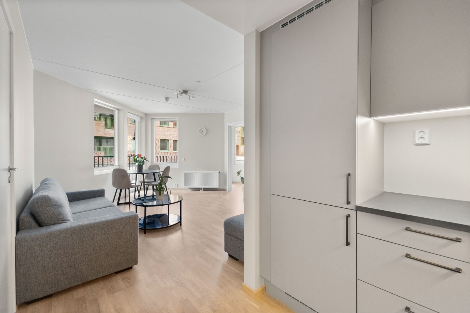 Eikeparkett på gulv, malte vegger malt i moderne og nøytrale farger og malt himling. Galleribilde