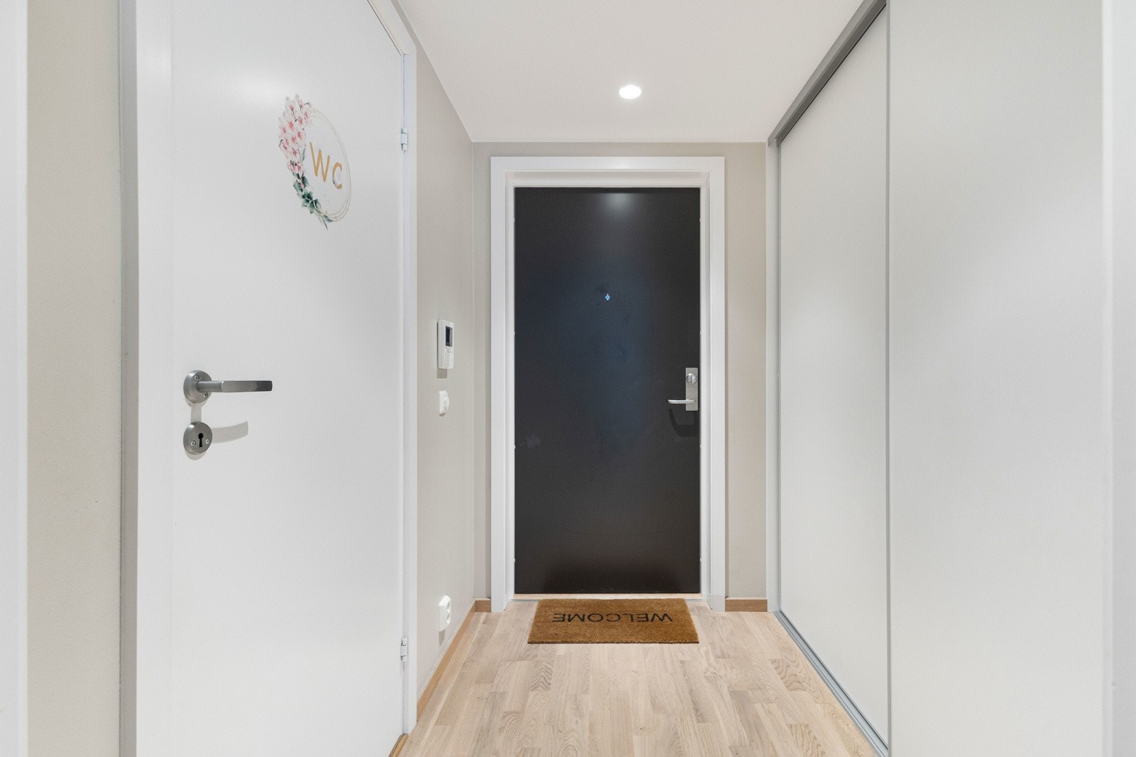 Lys og funksjonell entré med plass til oppbevaring av yttertøy. Galleribilde