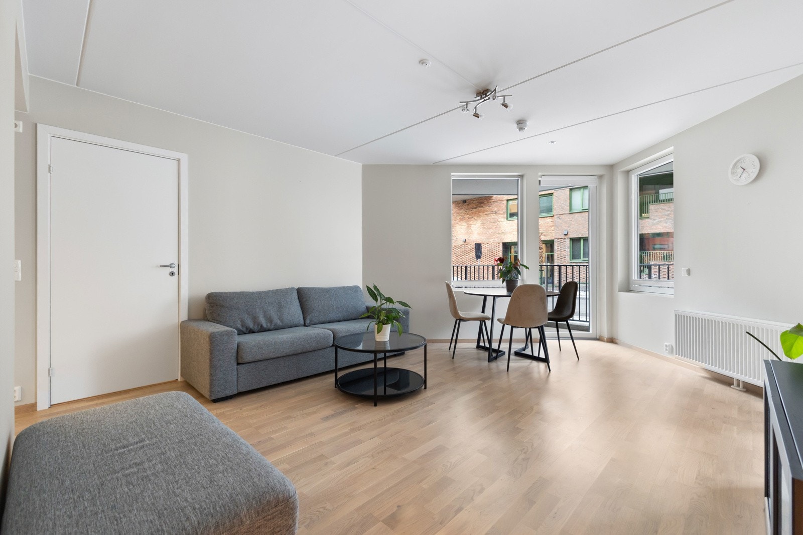 Meget lys og innbydende stue med svært gode lysforhold fra store vindusflater. Galleribilde