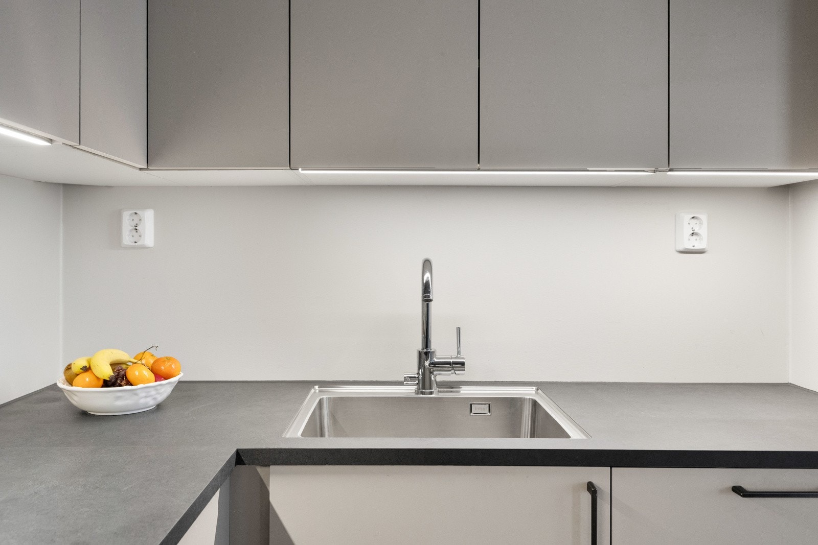 Integrerte kvalitetshvitevarer i form av induksjonsplatetopp, oppvaskmaskin, stekeovn. Høyskap for integrering av kjøle-/fryseskap. Galleribilde