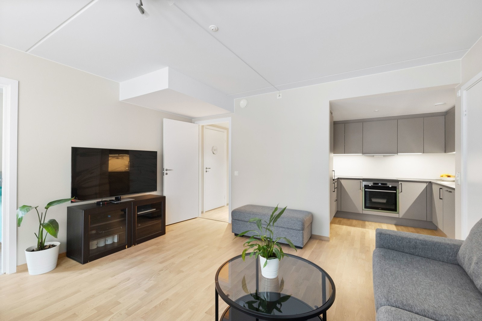 Velegnet plass i stue til sofagruppe med tilhørende møblement. Galleribilde