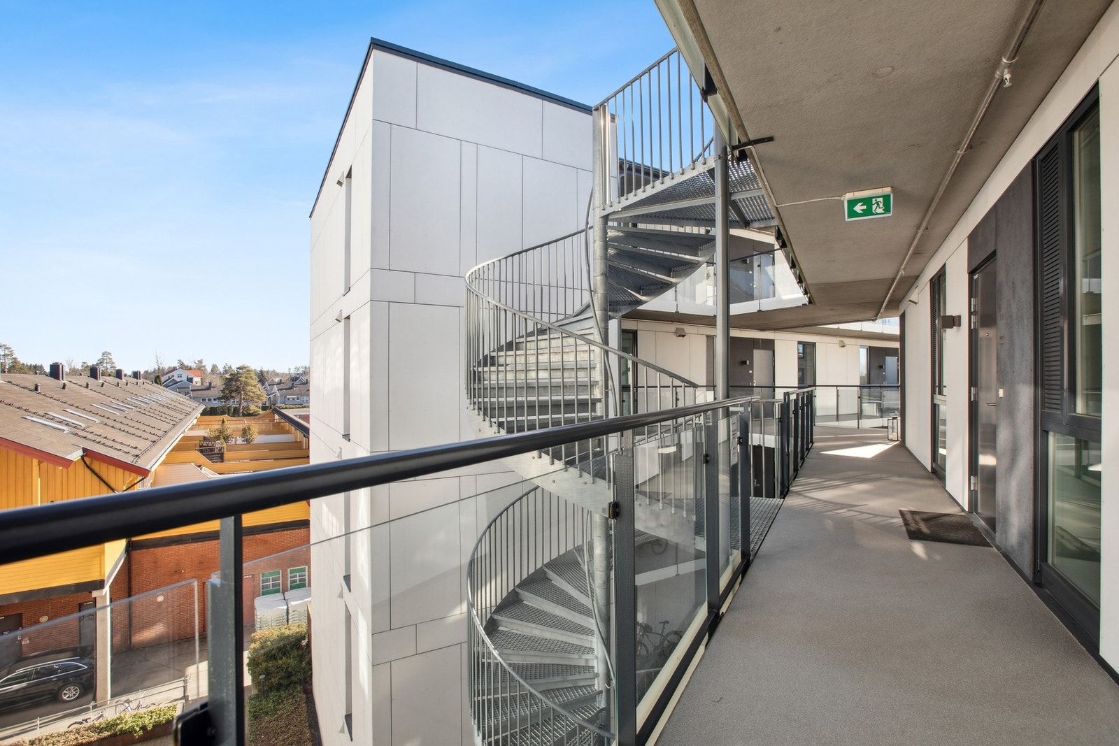 Gangavstand til Jessheim Storsenter med 145 butikker, kollektivtilbud som tar deg til Oslo på 39 minutter og kort vei til Gardermoen. Galleribilde