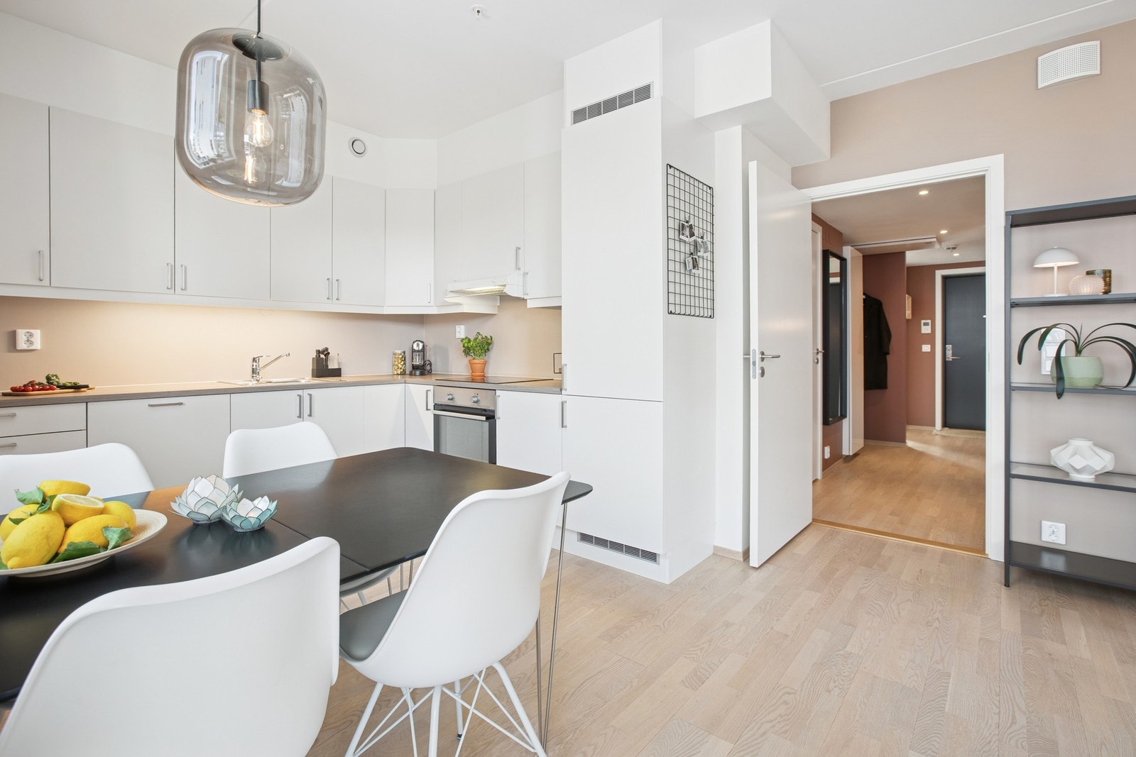 Åpen kjøkkenløsning med hvite, glatte fronter og laminert benkeplate Galleribilde