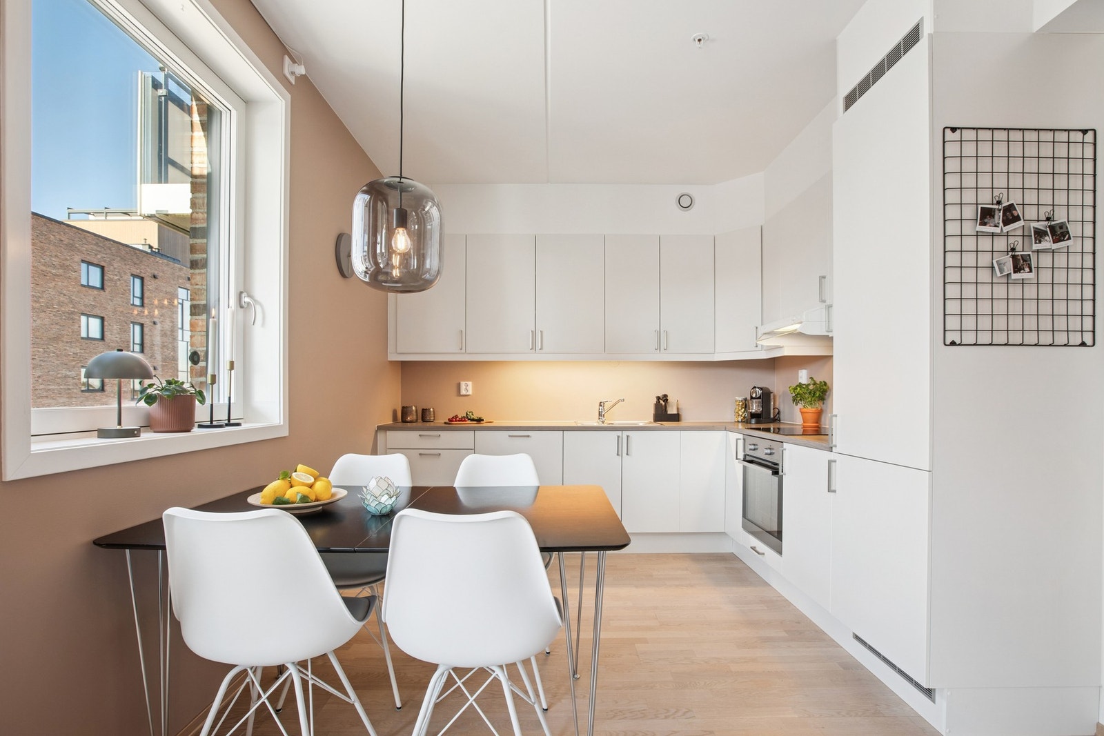 Kjøkkenet er utstyrt med integrerte hvitevarer, inkludert oppvaskmaskin, komfyr, koketopp og kjøleskap. Galleribilde