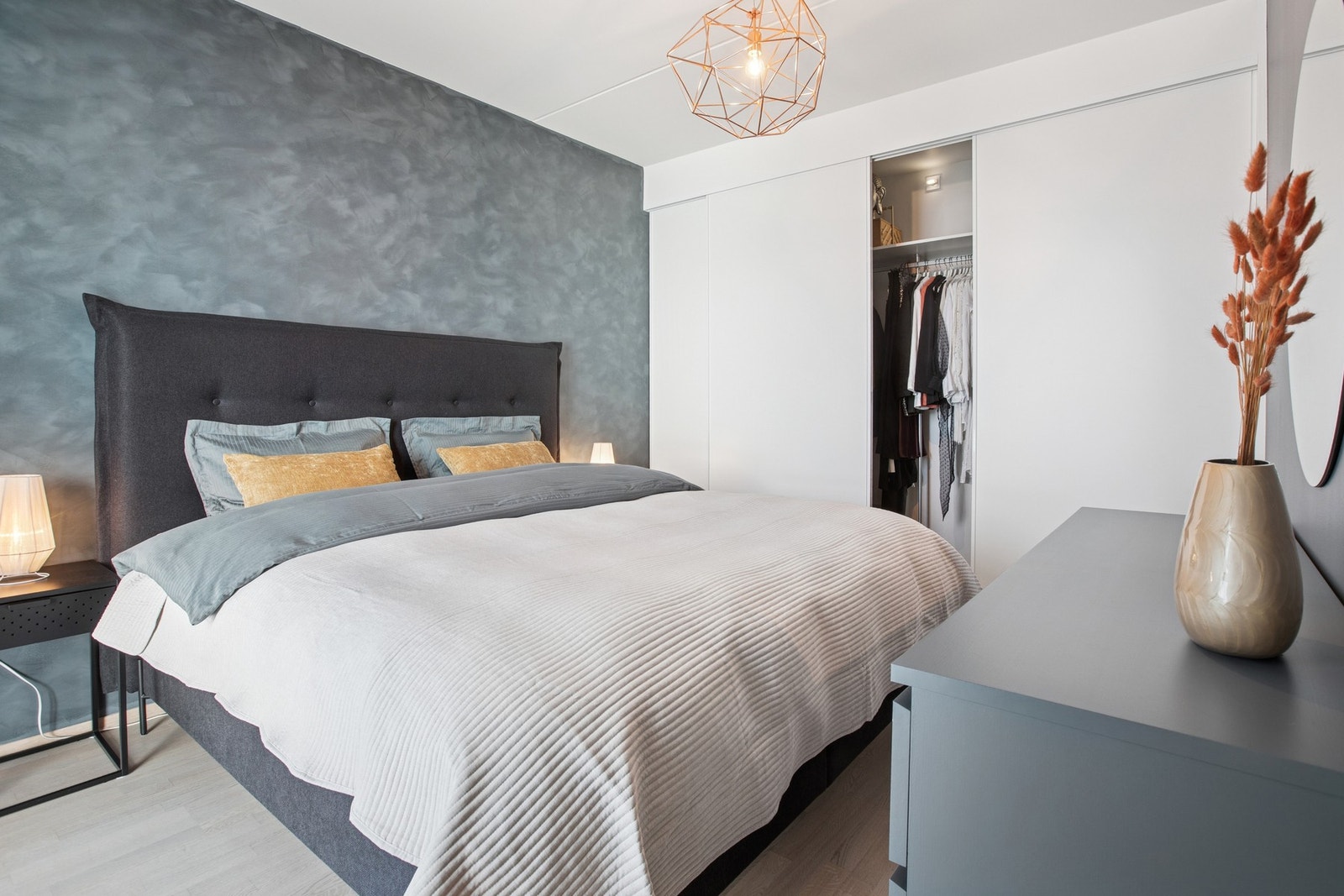 Soverom har skyvedørsgarderobe som gir godt med lagringsplass. Galleribilde