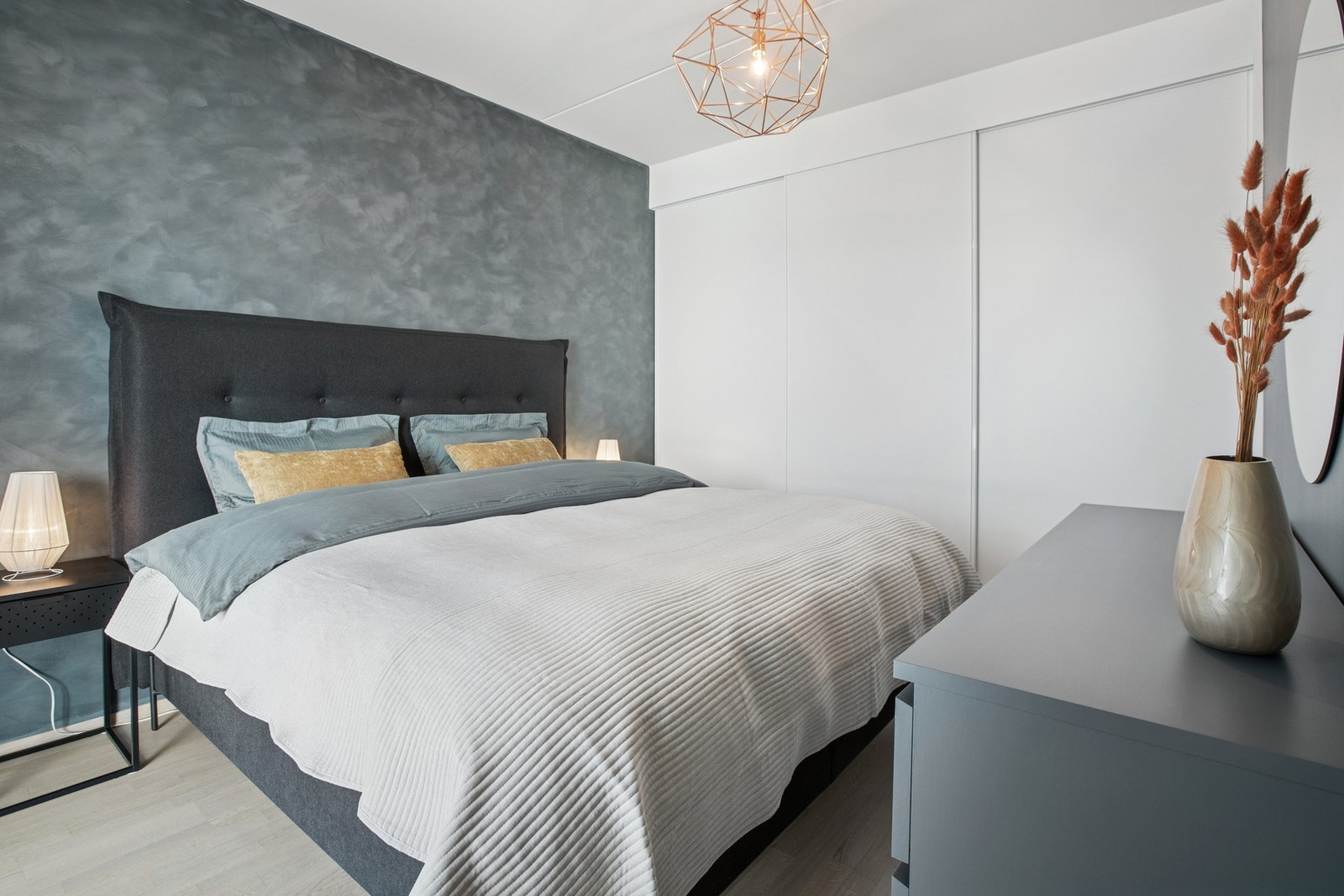 Soverommet er i bedagelige farger som gir en ren og stilfull følelse. Galleribilde