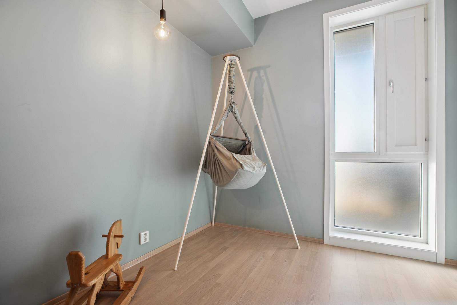 Soverommet er i lyse farger og kan benyttes kontor eller barnerom. Galleribilde