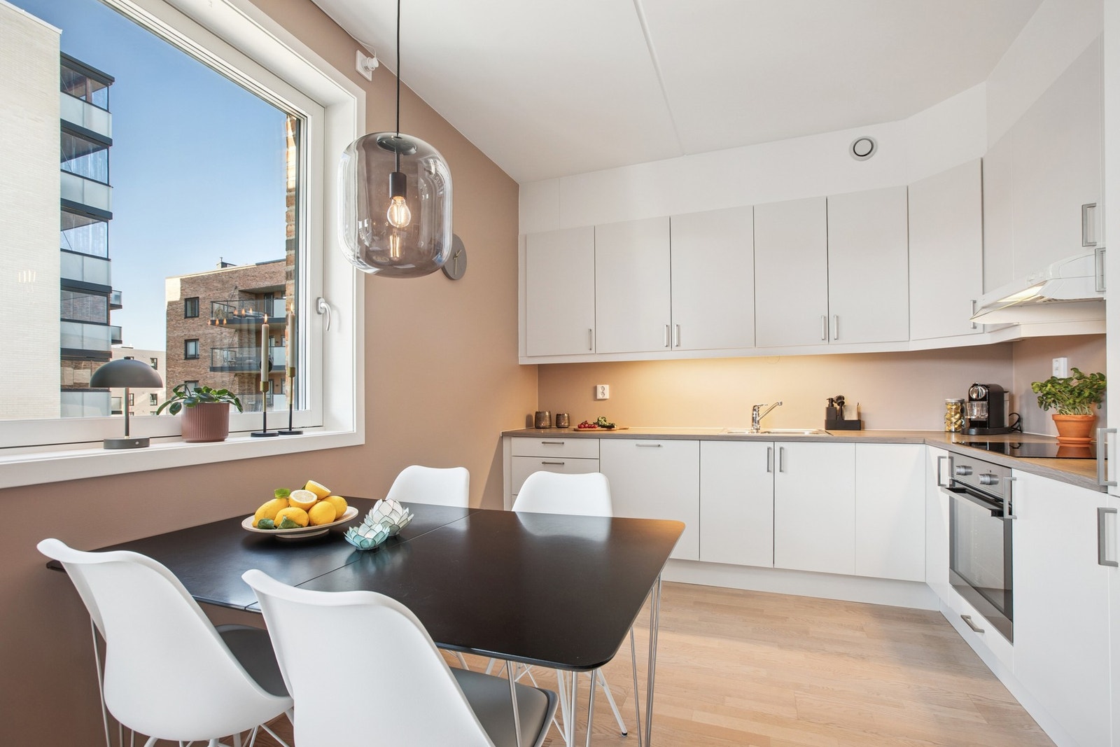 Gode arbeidsflater og rikelig med skapplass gjør dette til et funksjonelt og effektivt kjøkken. Galleribilde