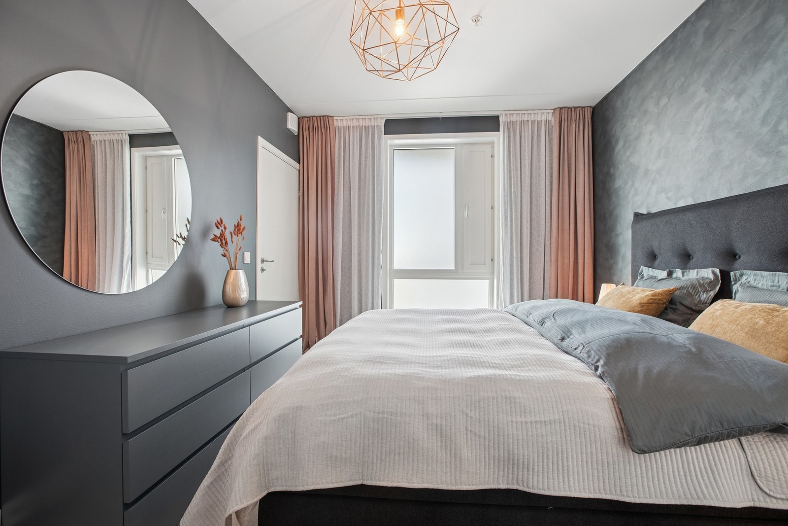 Hovedsoverommet har god plass til dobbeltseng og andre møblement. Galleribilde