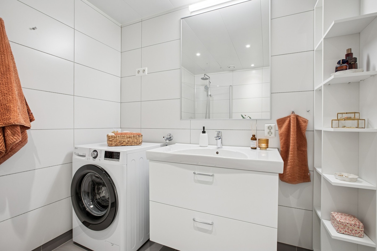 Badet er utstyrt med downlights som gir et luksuriøst preg. Galleribilde