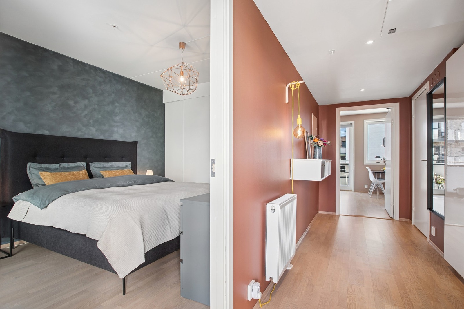 Leiligheten har en god planløsning med entrè, romslig stue med åpen kjøkkenløsning, to soverom og et bad. Galleribilde