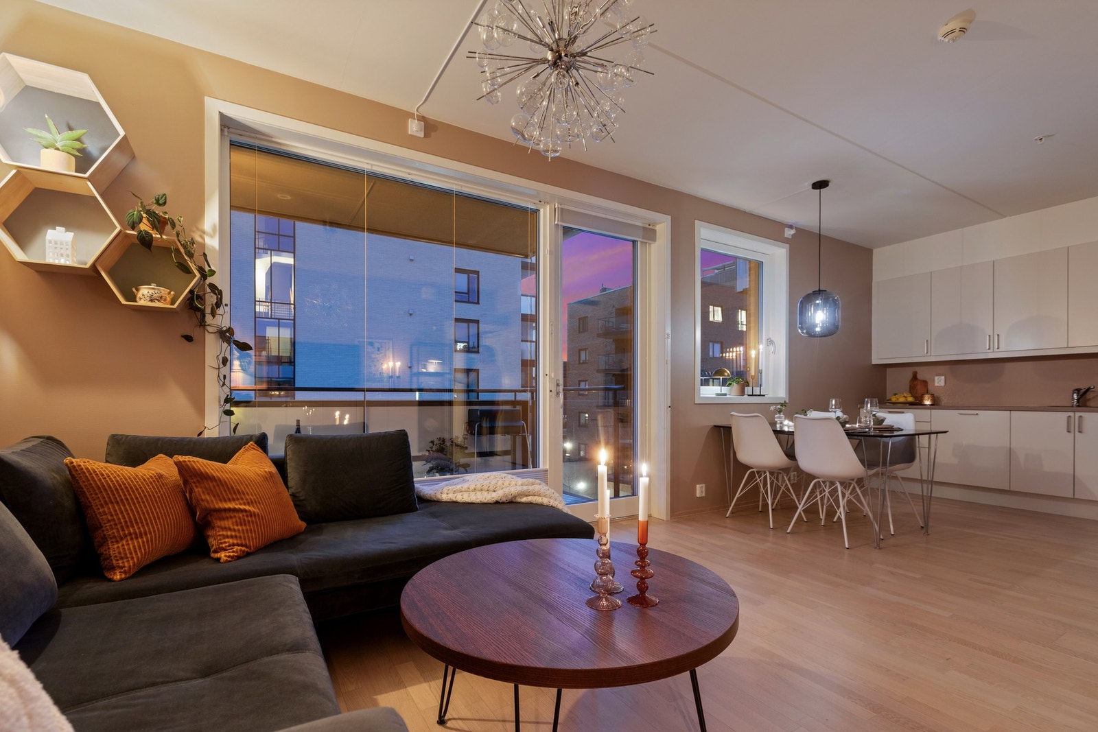 Dampsaga Allè 7 er en stilfull 3-roms selveierleilighet billigende sentralt i Jessheim, Ullensaker. Galleribilde